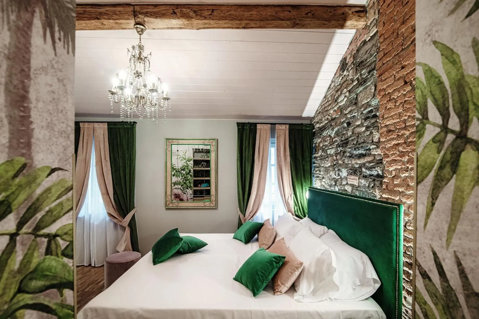 Photo of the whole room, Bed in Aurum - Como Luxury Suites