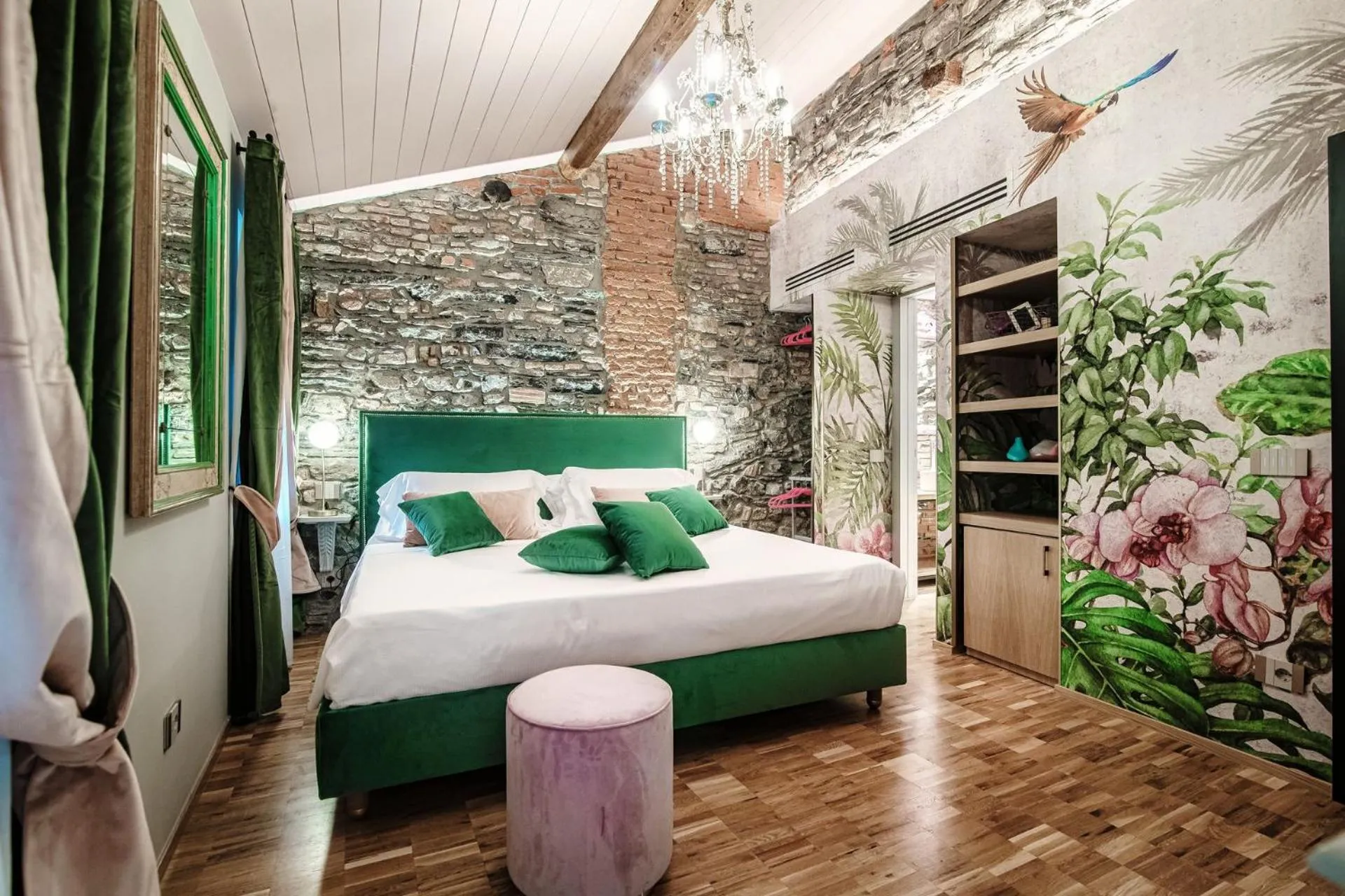 Bed in Aurum - Como Luxury Suites