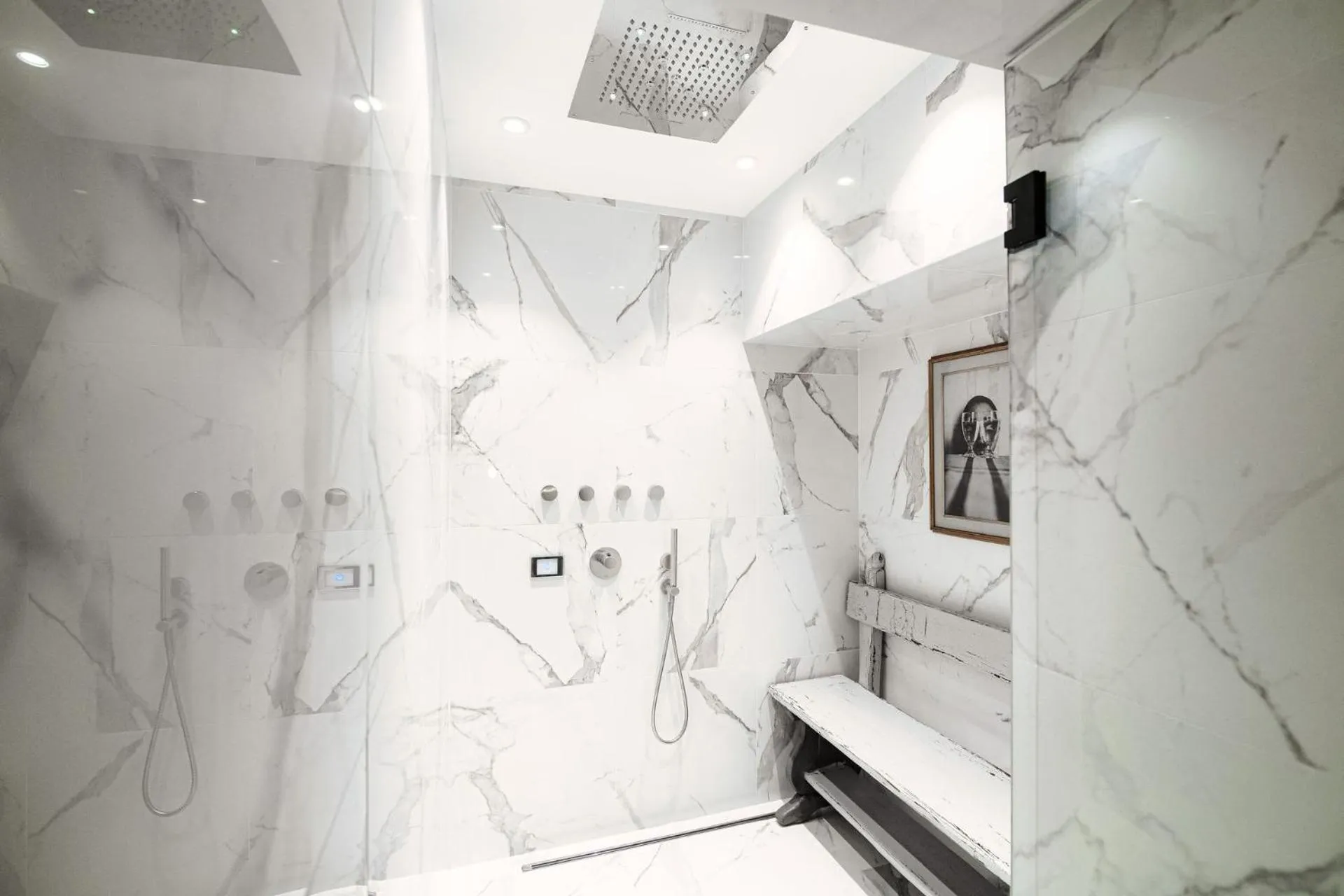 Shower in Aurum - Como Luxury Suites