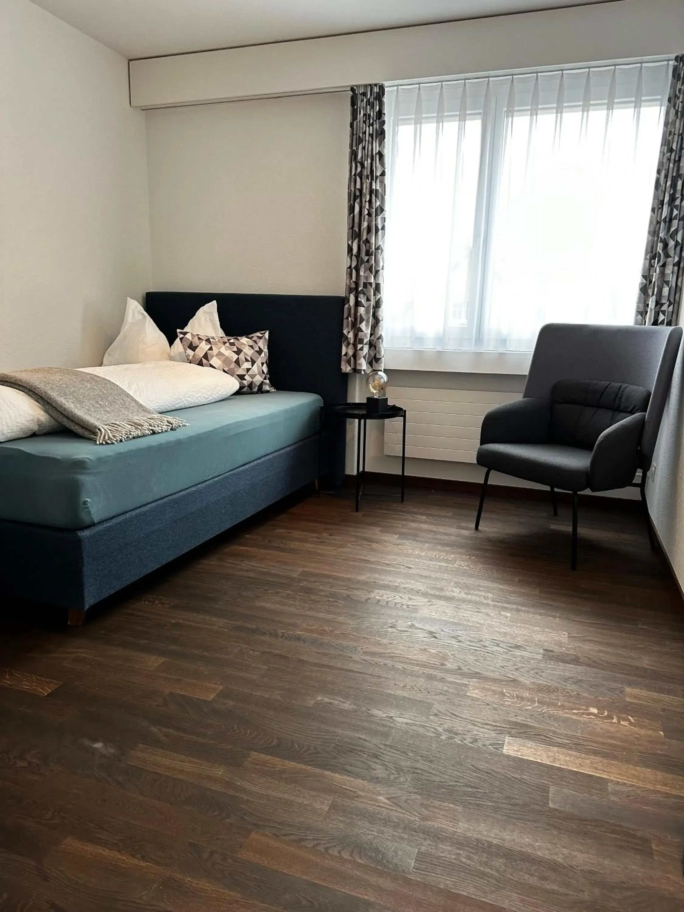 Standard Single Room with Shared Bathroom in Hotel B&B Stossplatz anytime and easy self Check-in Standard Single Room with Shared Bathroom in Hotel B&B Stossplatz anytime and easy self Check-in