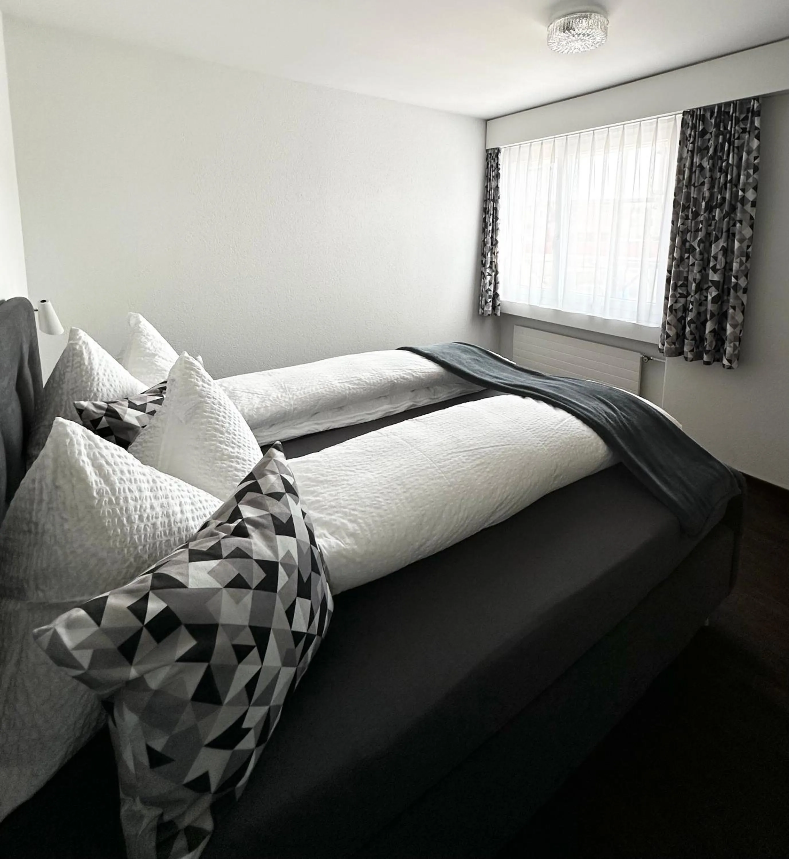 Bed in Hotel B&B Stossplatz anytime and easy self Check-in