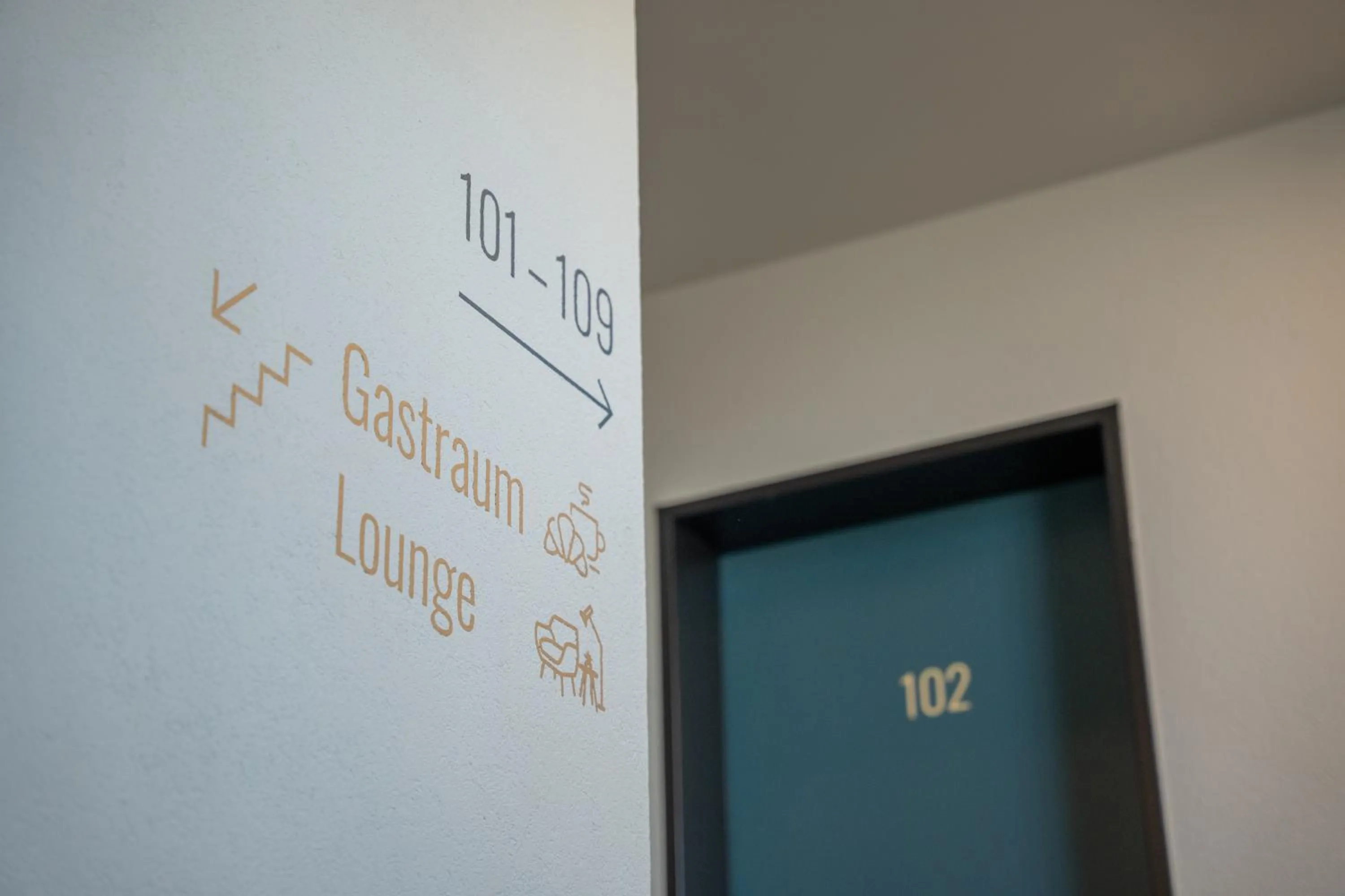 Restaurant/places to eat in Hotel B&B Stossplatz anytime and easy self Check-in