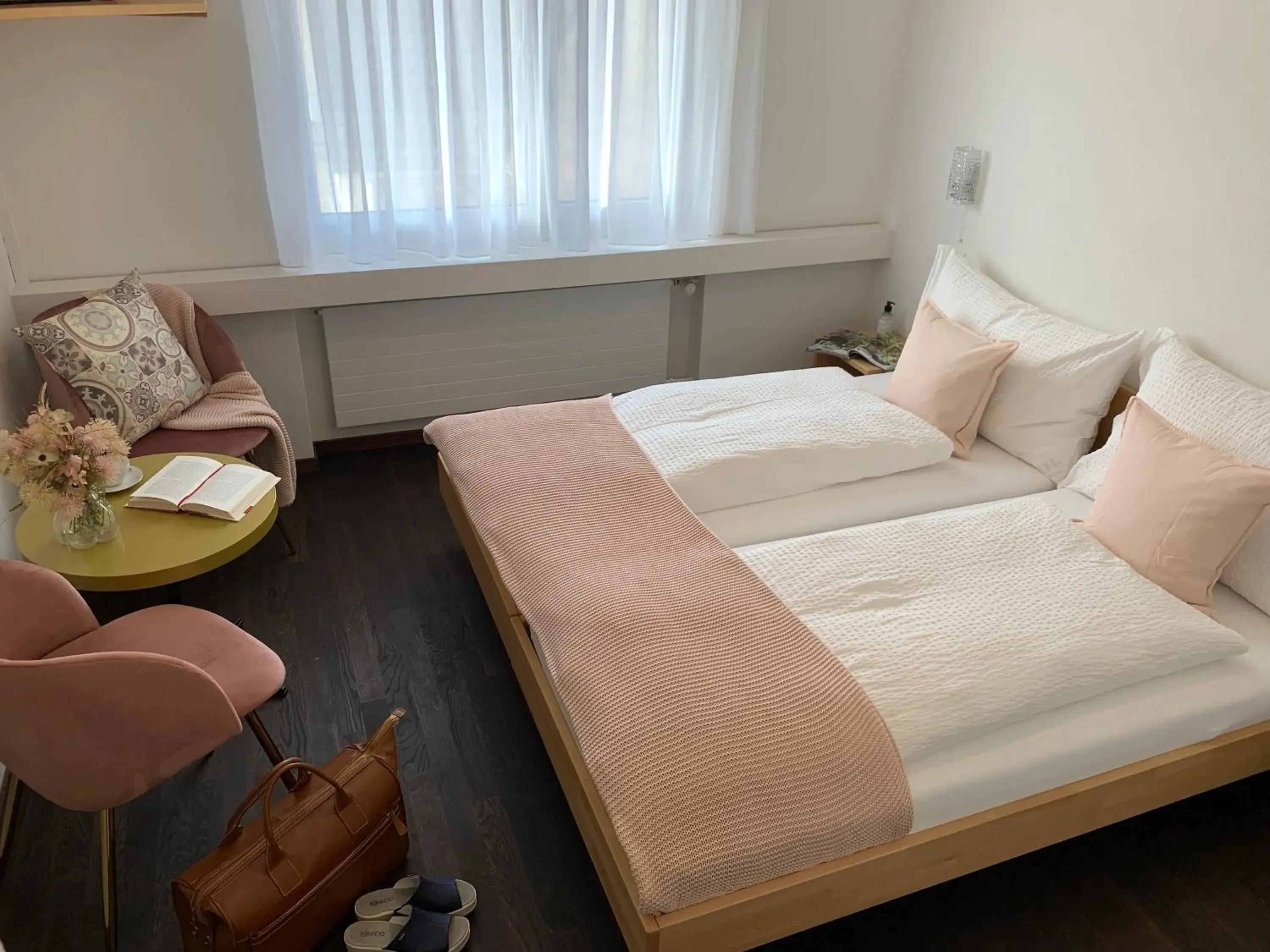 Standard Double Room - single occupancy in Hotel B&B Stossplatz anytime and easy self Check-in Standard Double Room - single occupancy in Hotel B&B Stossplatz anytime and easy self Check-in