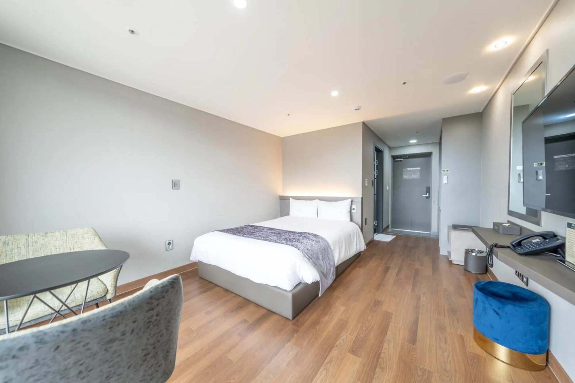 Bed in Sanbangsan Hotel