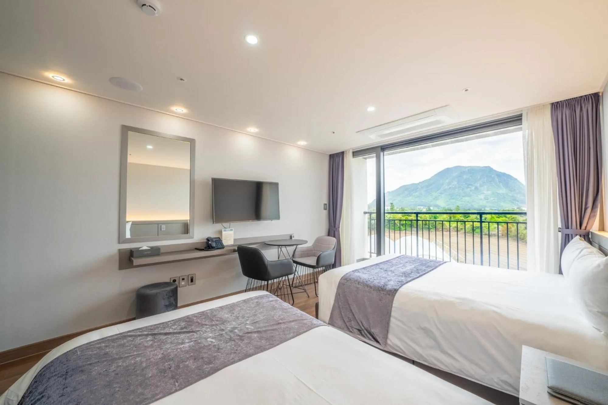 Bed in Sanbangsan Hotel