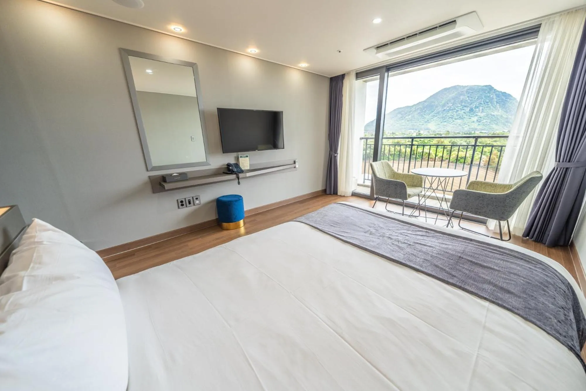 Bed in Sanbangsan Hotel