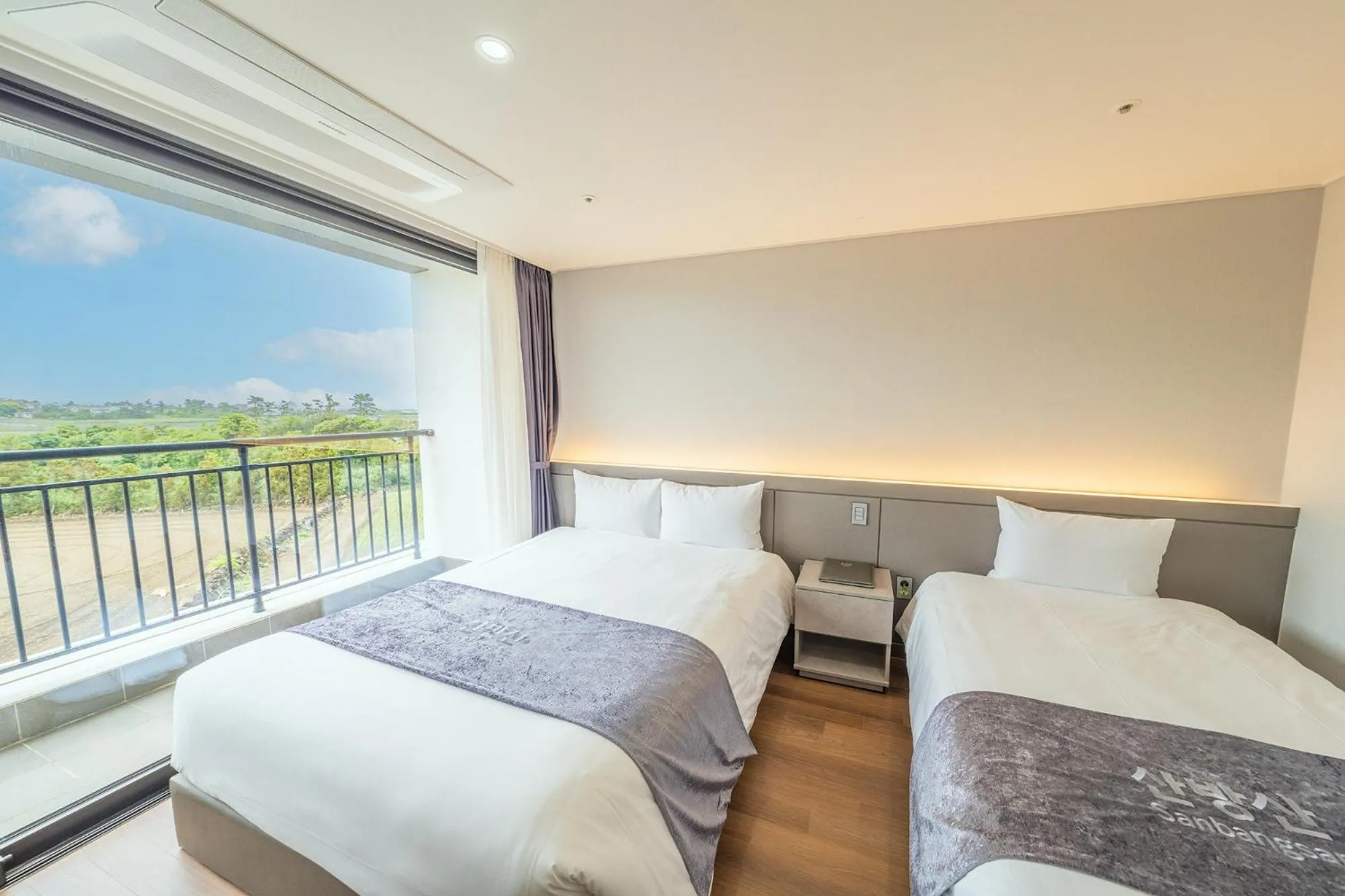 Bed in Sanbangsan Hotel