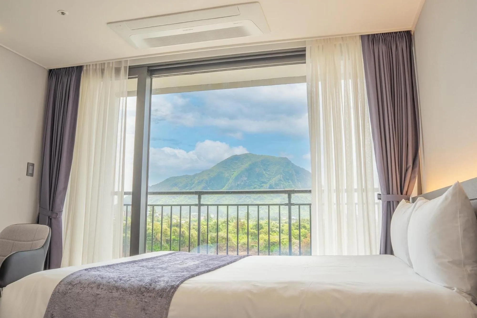 Bed in Sanbangsan Hotel