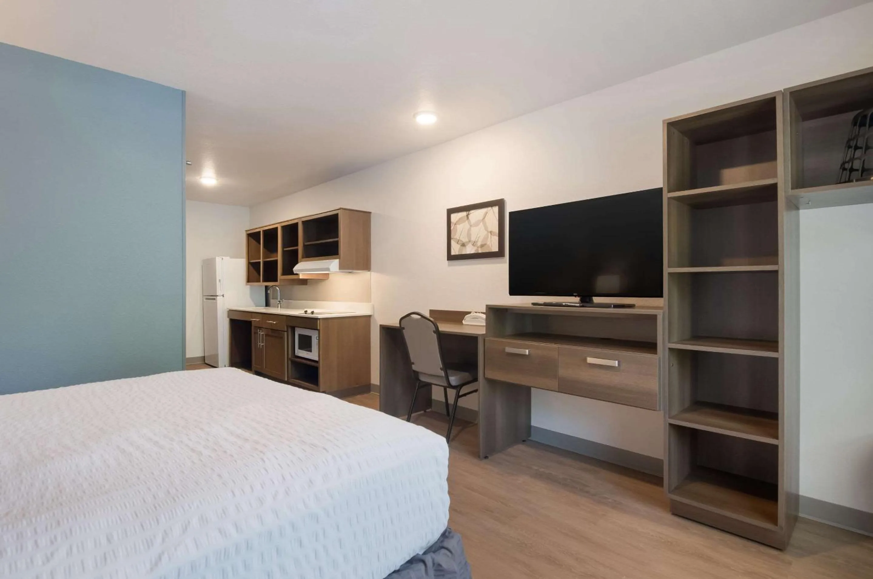 Bedroom, Bed in WoodSpring Suites Lynchburg VA