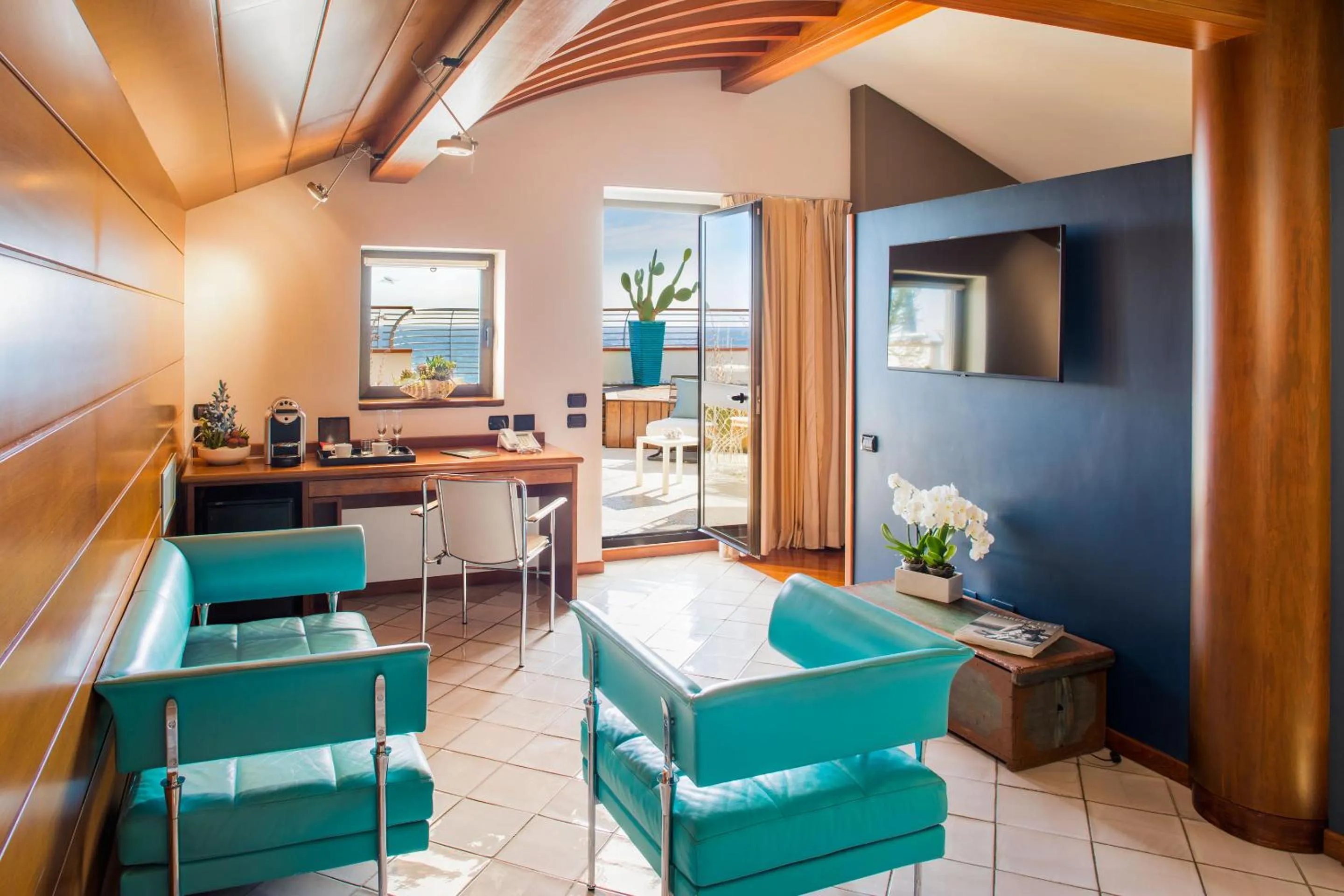 TV and multimedia in Grand Hotel Diana Majestic