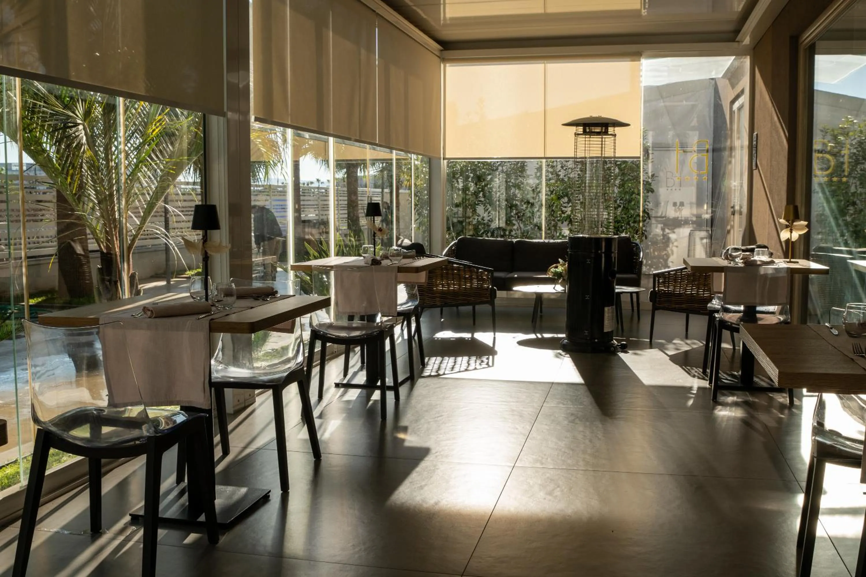 Restaurant/places to eat in Building Hotel