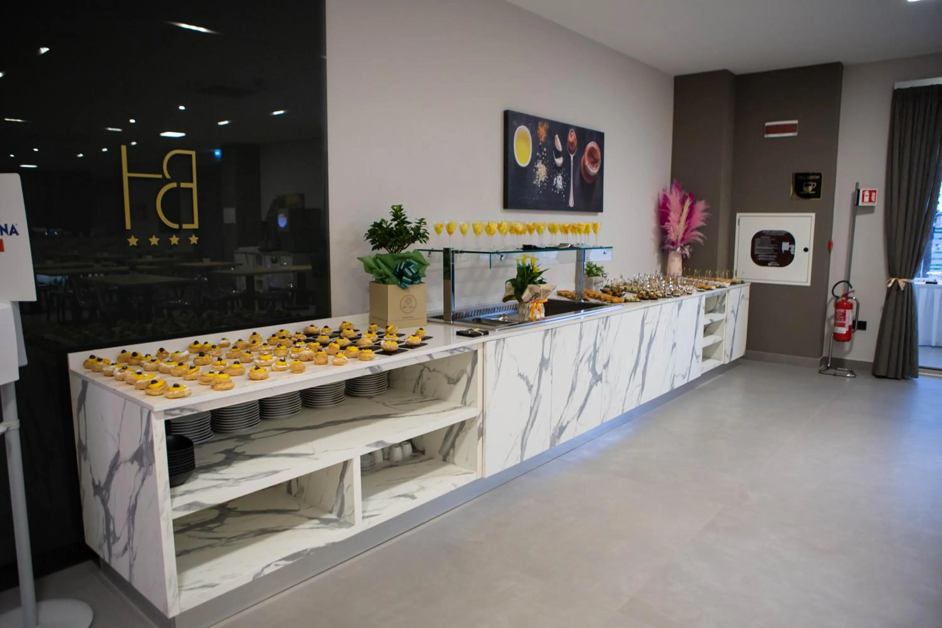 Restaurant/places to eat in Building Hotel