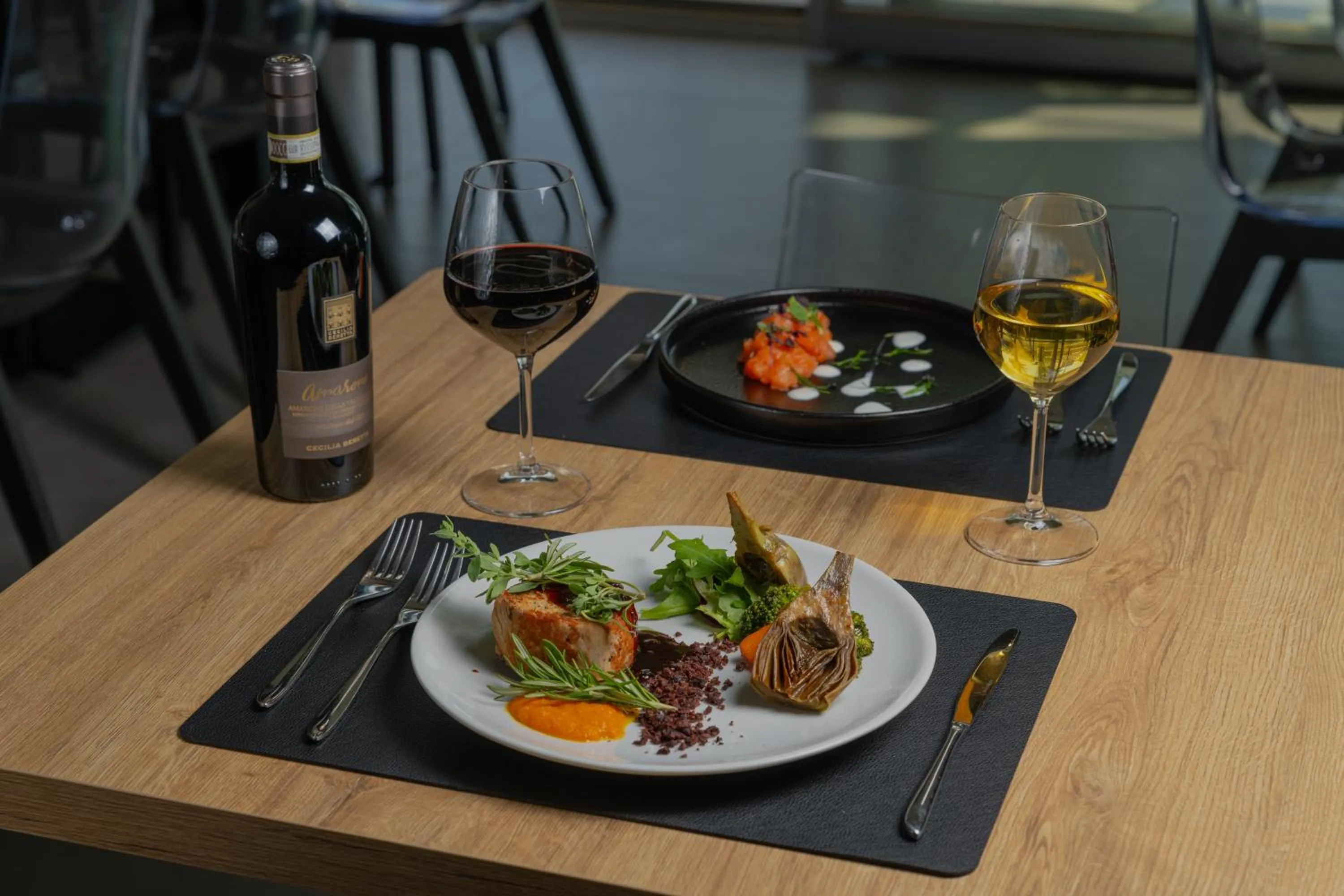 Restaurant/places to eat in Building Hotel