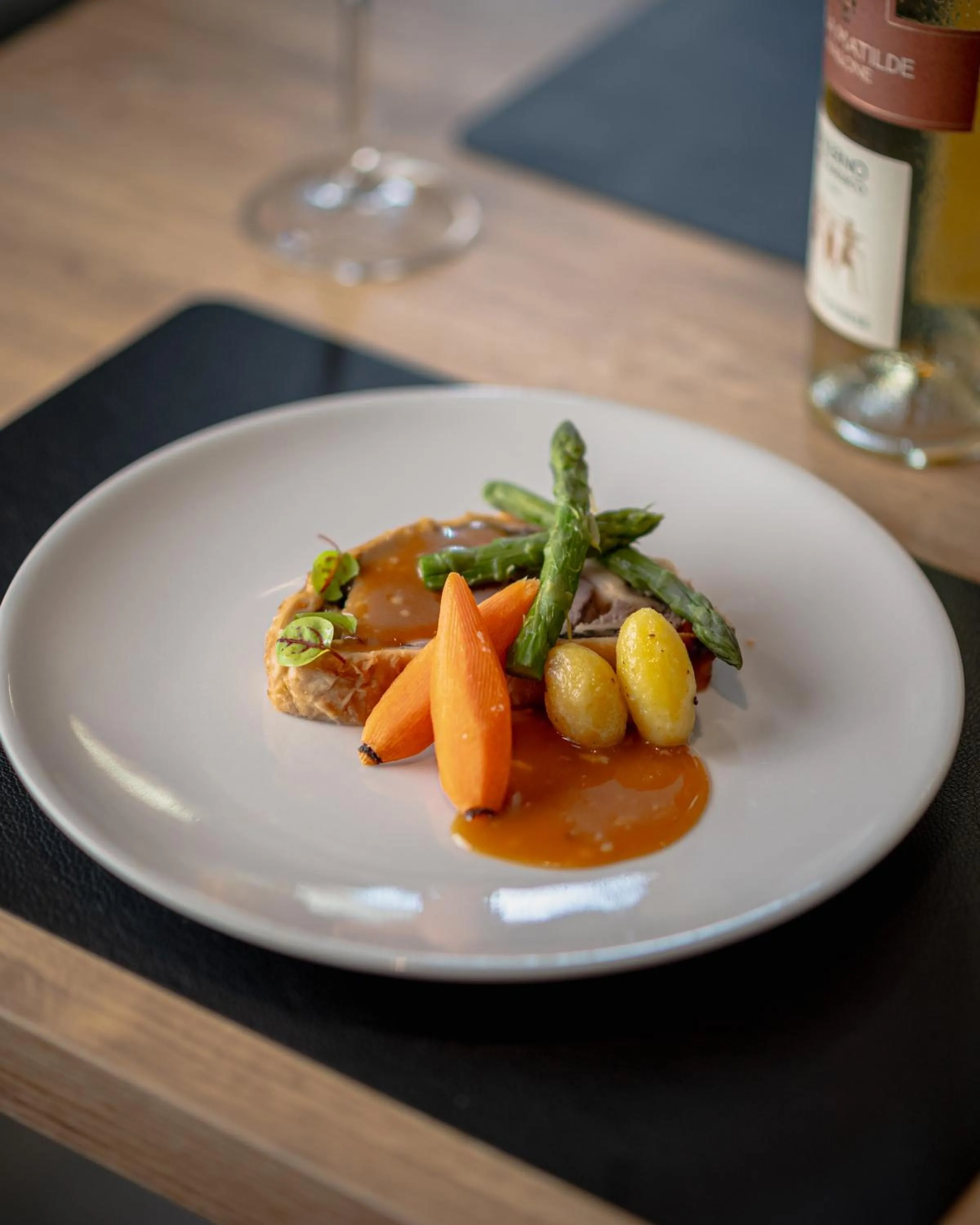 Restaurant/places to eat in Building Hotel