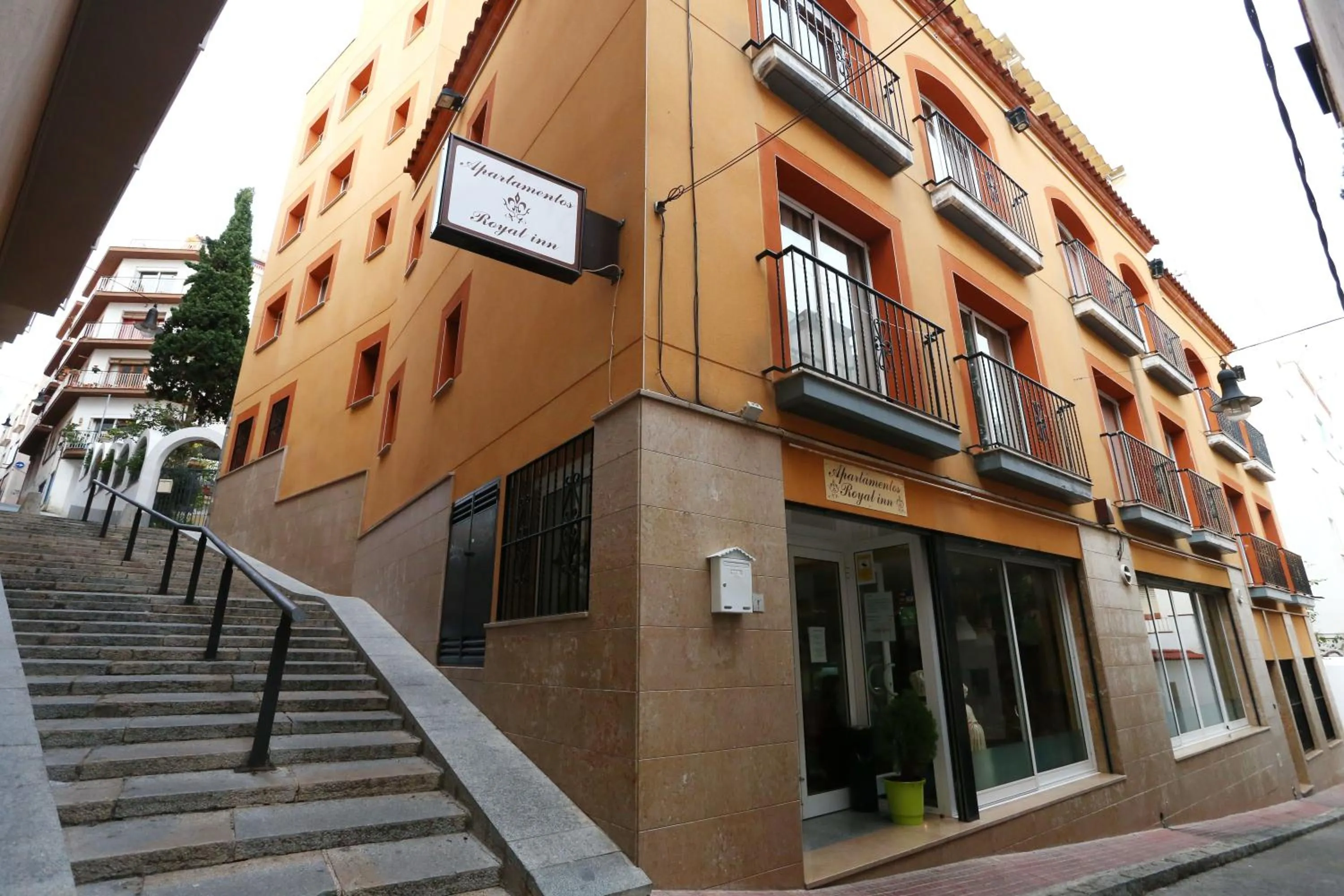 Facade/entrance in Royal Inn Aparthotel