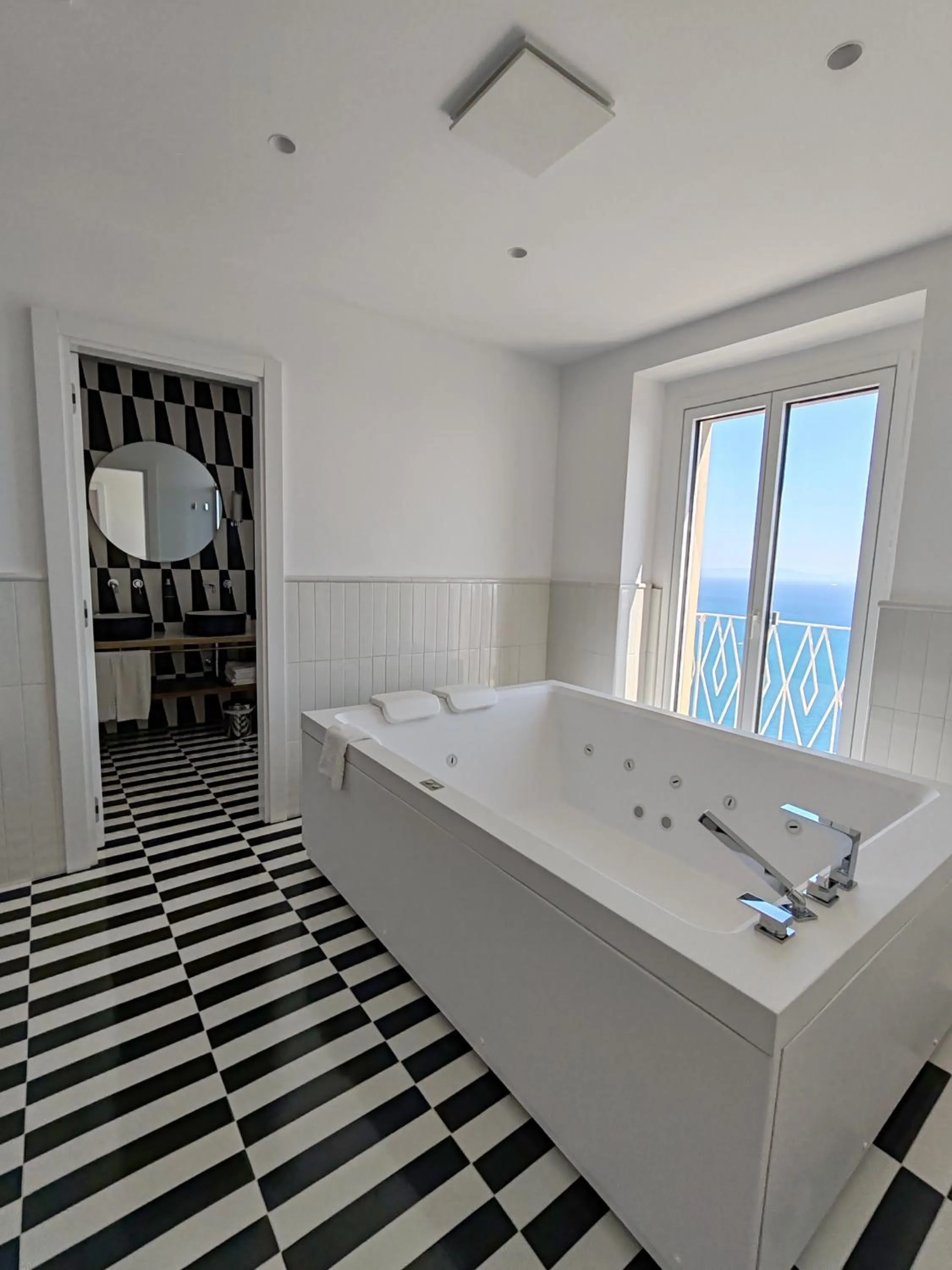 Hot Tub in Grand Hotel Excelsior