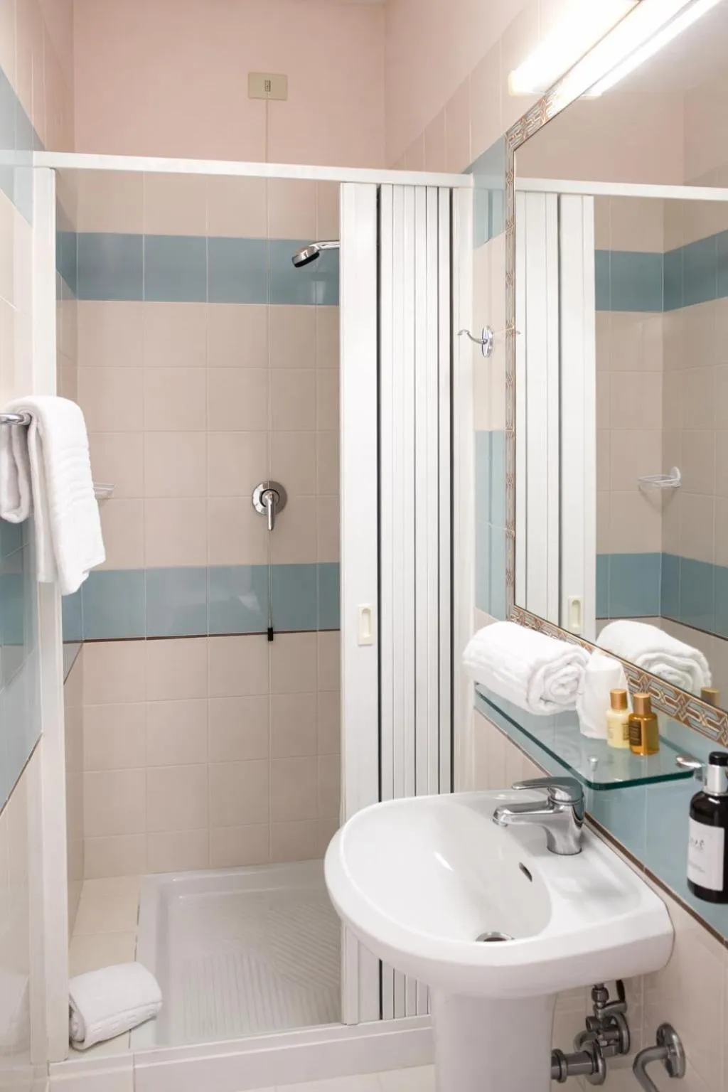 Shower in Phi Hotel Ambra