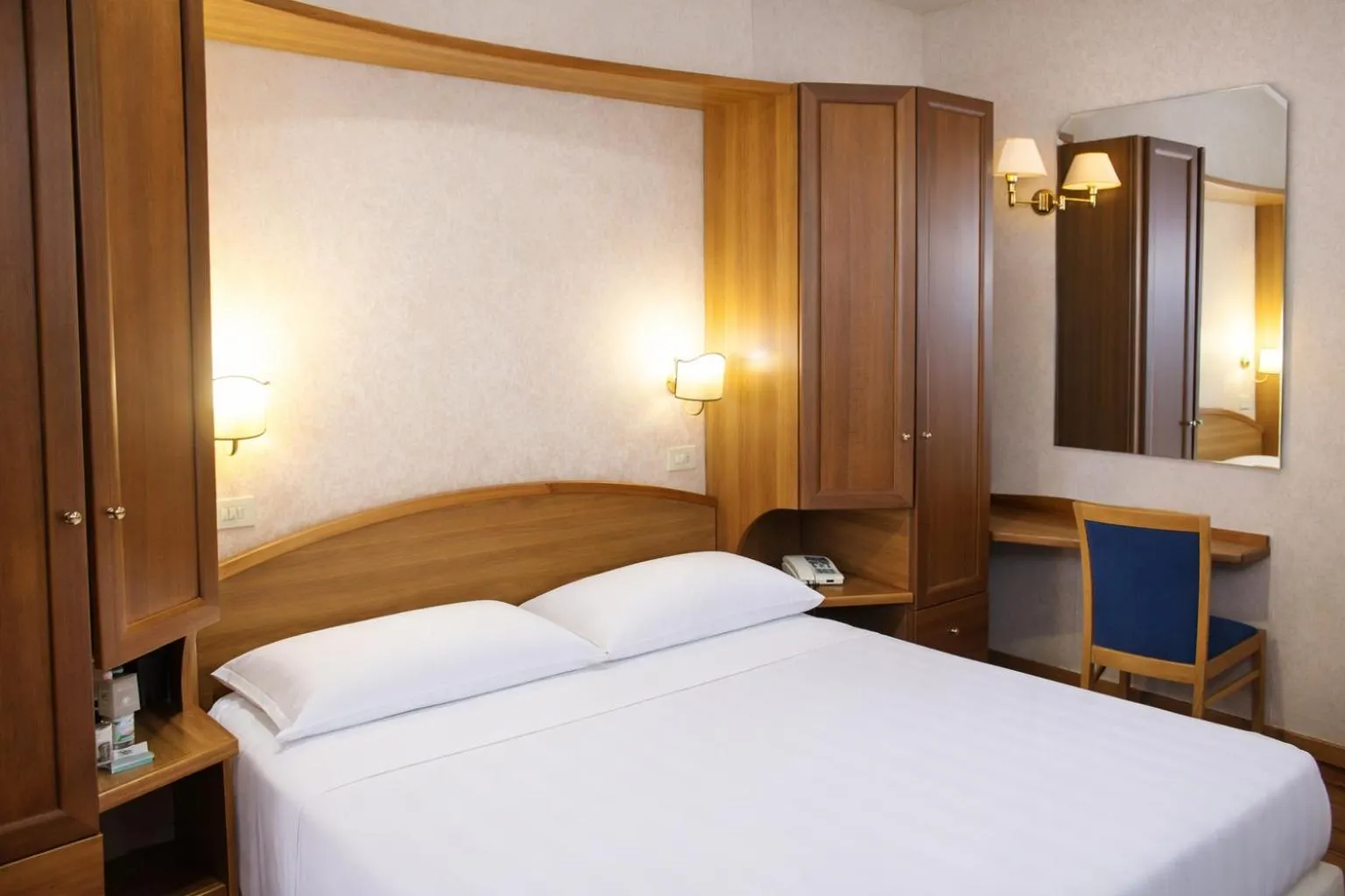 wardrobe, Bed in Phi Hotel Ambra