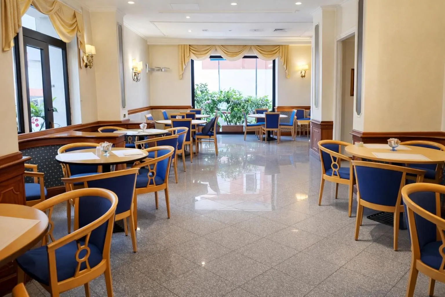 Breakfast in Phi Hotel Ambra