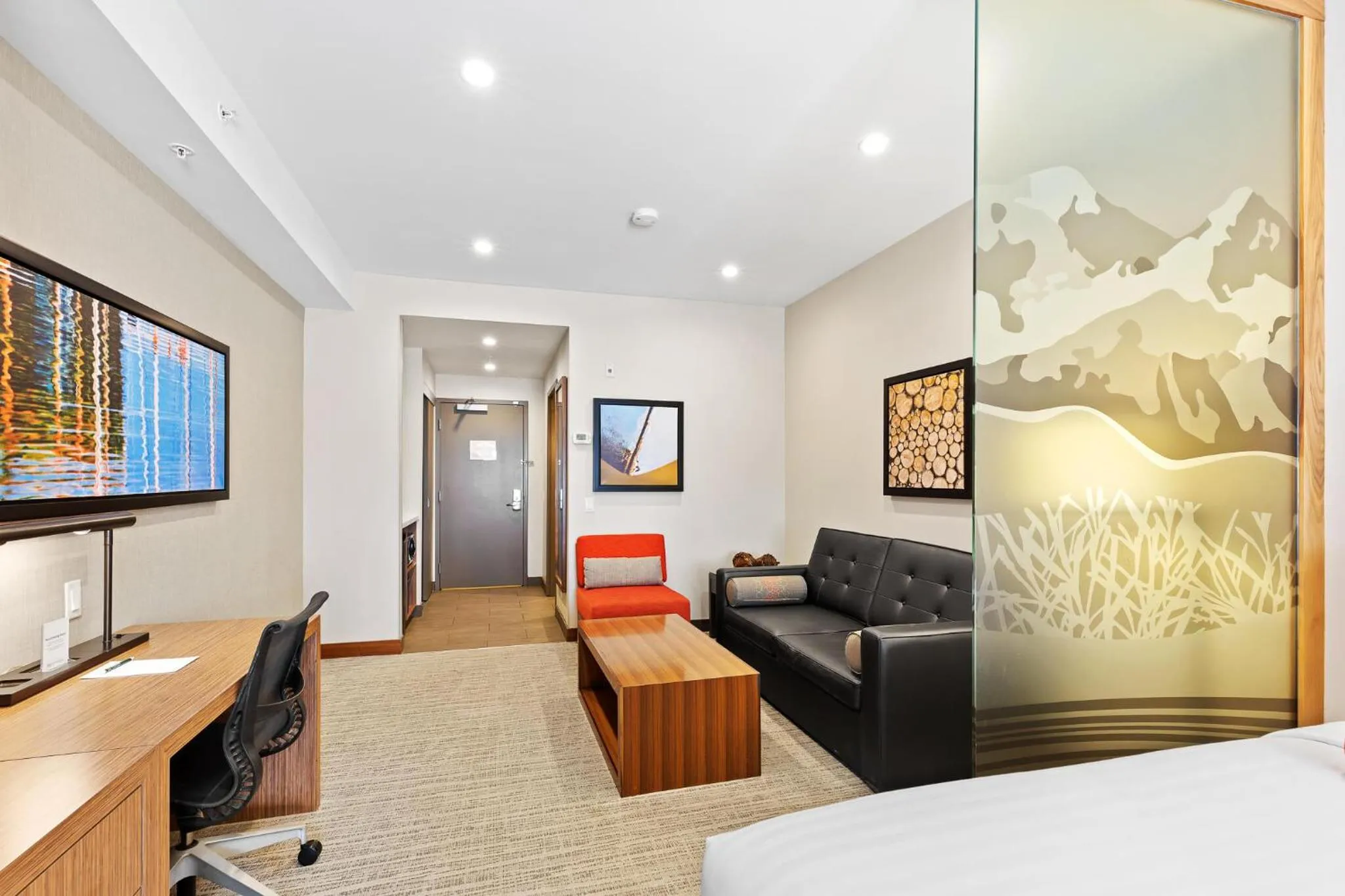 TV and multimedia, Bed in Mountain View Inn & Suites