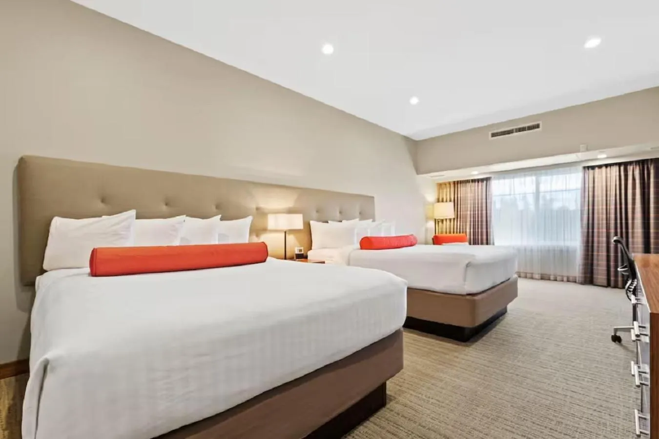 Bed in Mountain View Inn & Suites