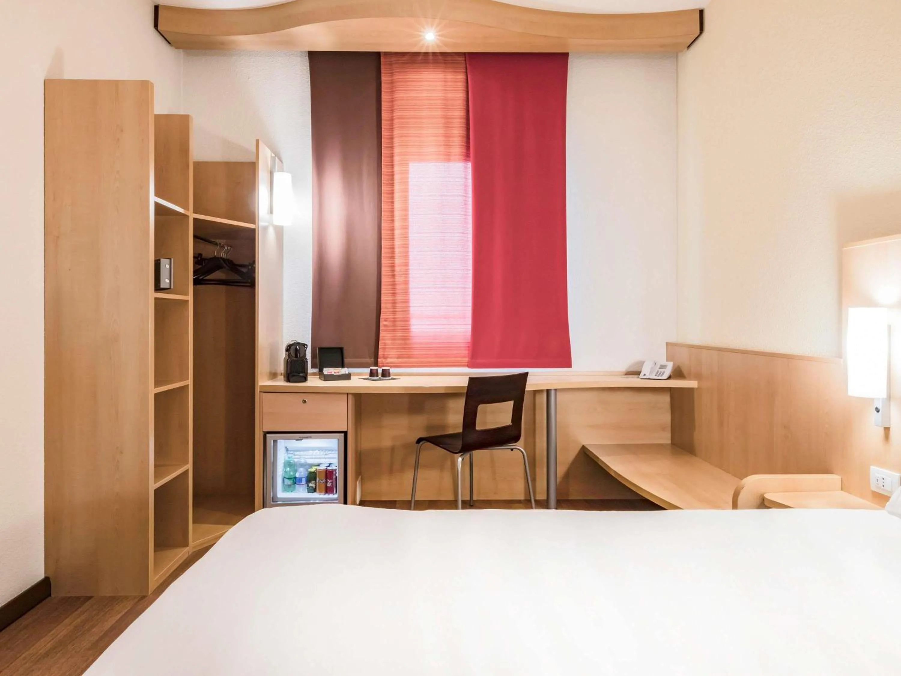 Bedroom, Bed in Hotel Ibis Milano Malpensa