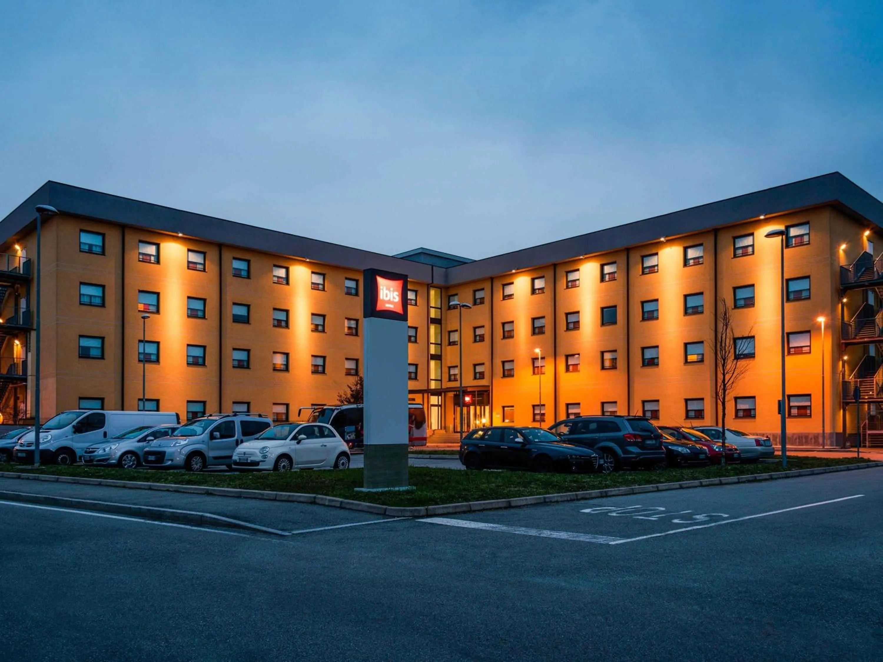 Property building in Hotel Ibis Milano Malpensa