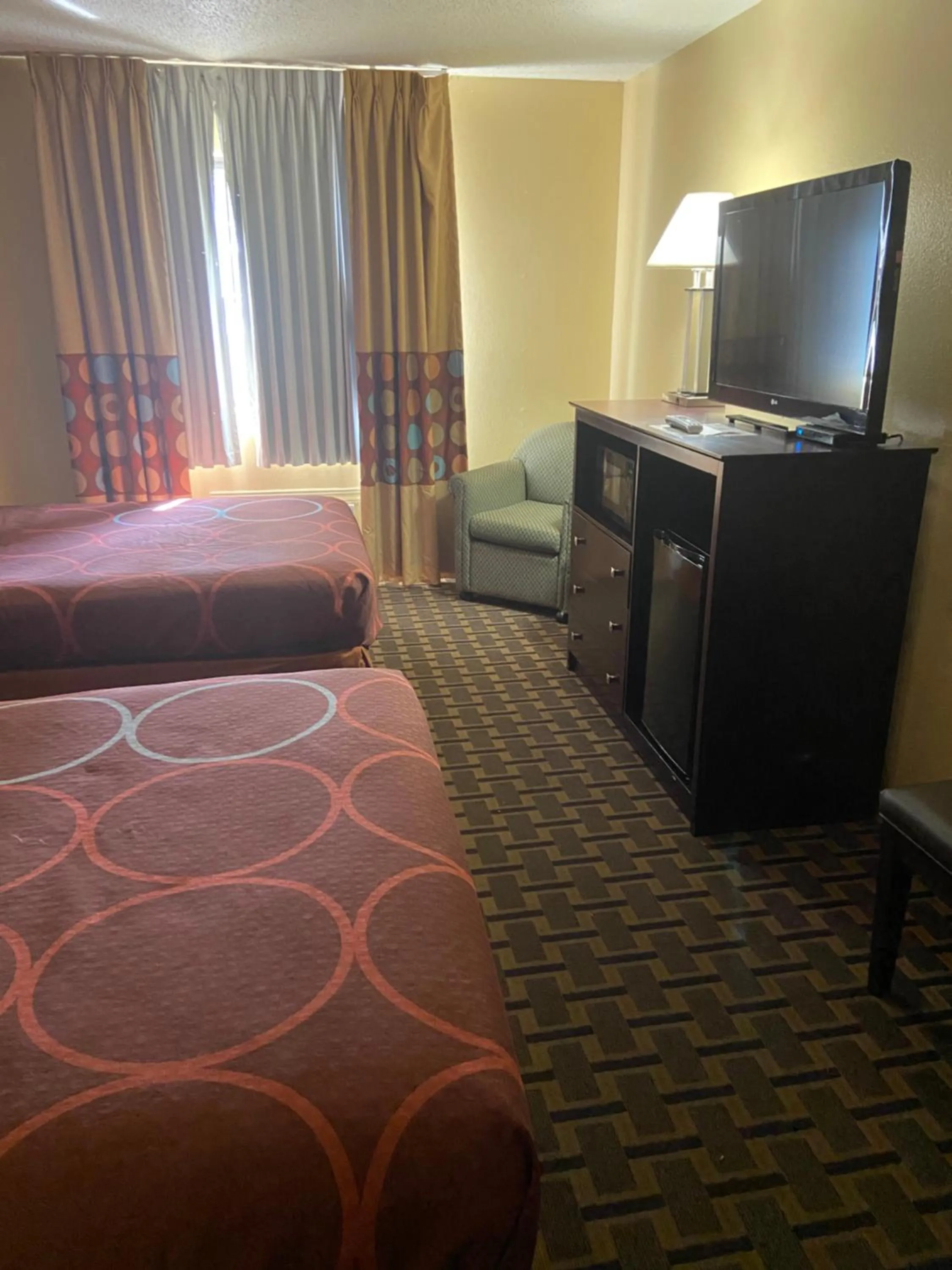 TV and multimedia, Bed in Super 8 by Wyndham Lebanon