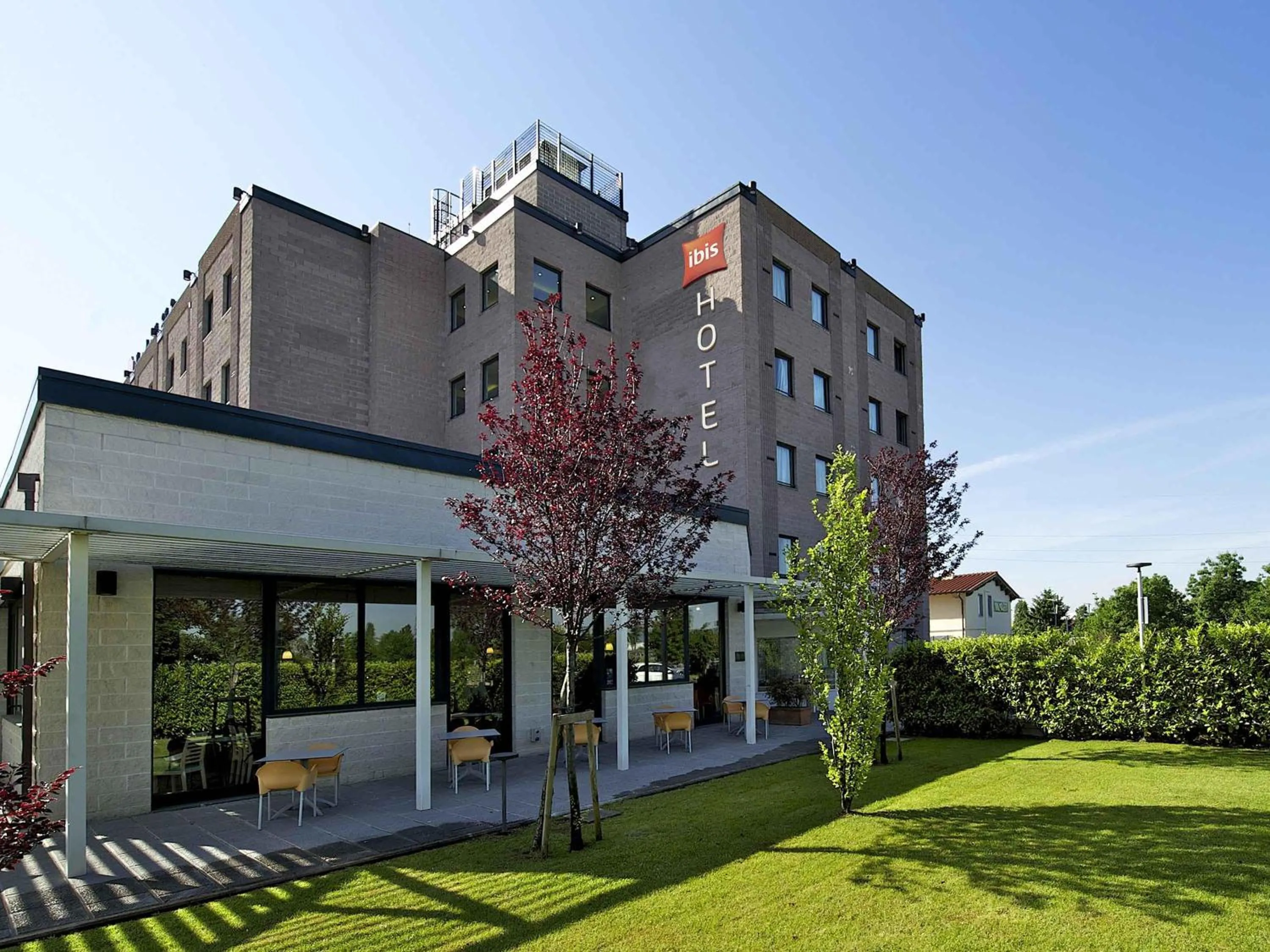 Property building in Hotel Ibis Firenze Prato Est