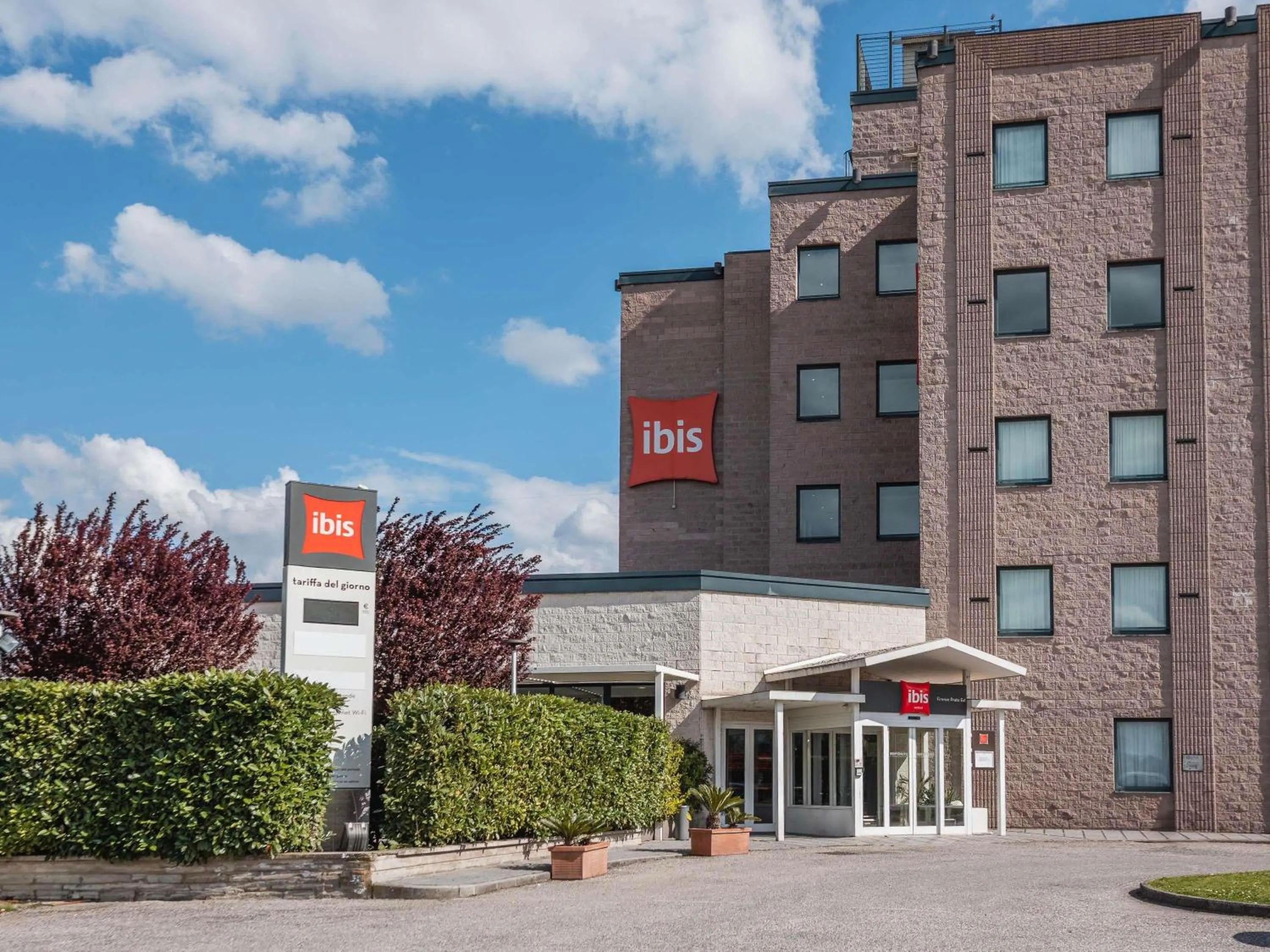 Property building in Hotel Ibis Firenze Prato Est
