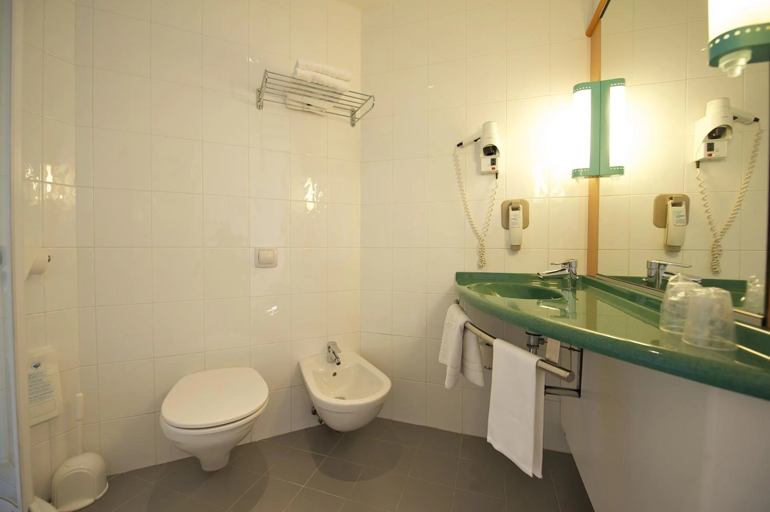 Bathroom in Hotel Ibis Firenze Prato Est