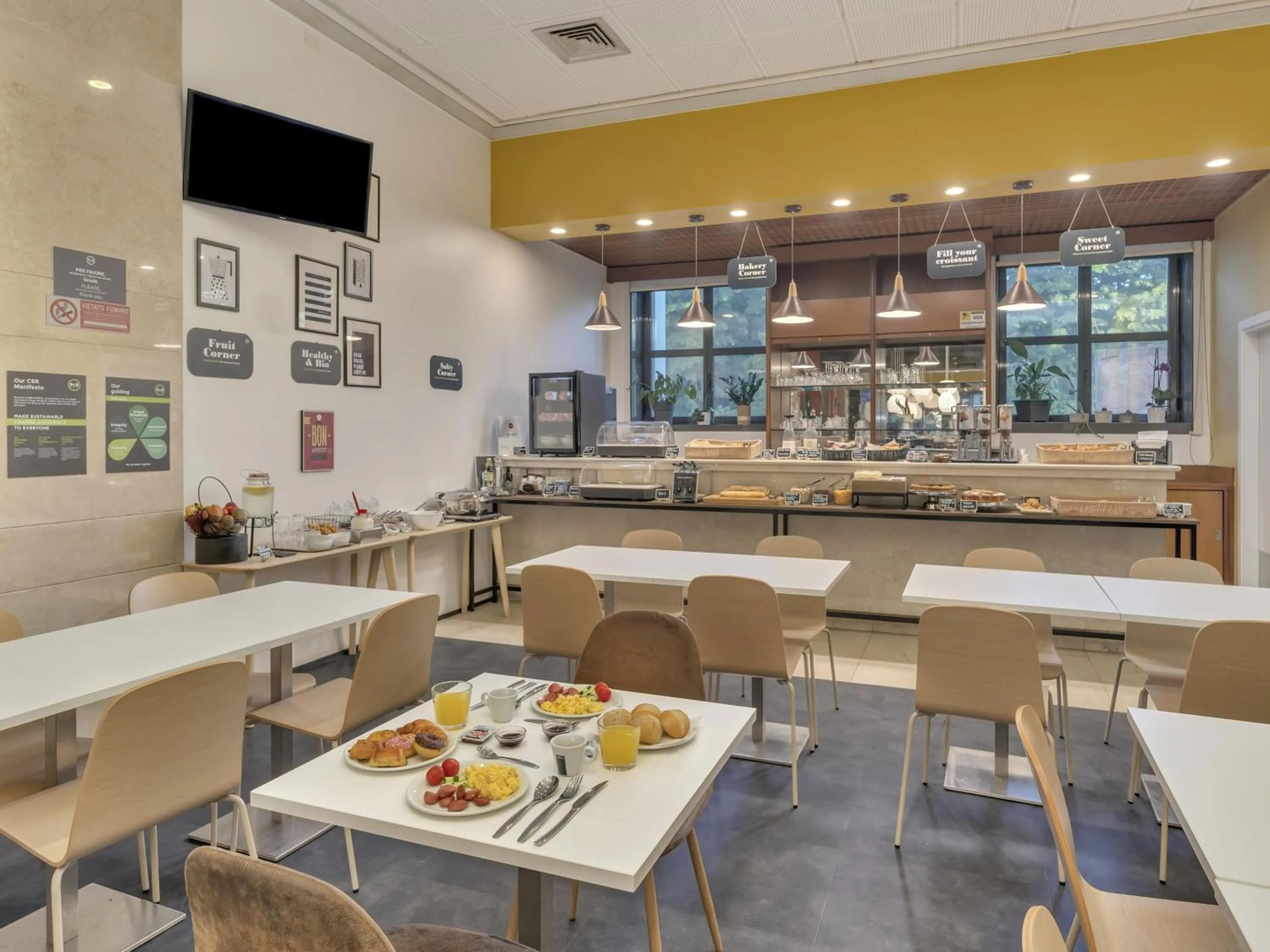 Restaurant/places to eat in B&B Hotel Cremona