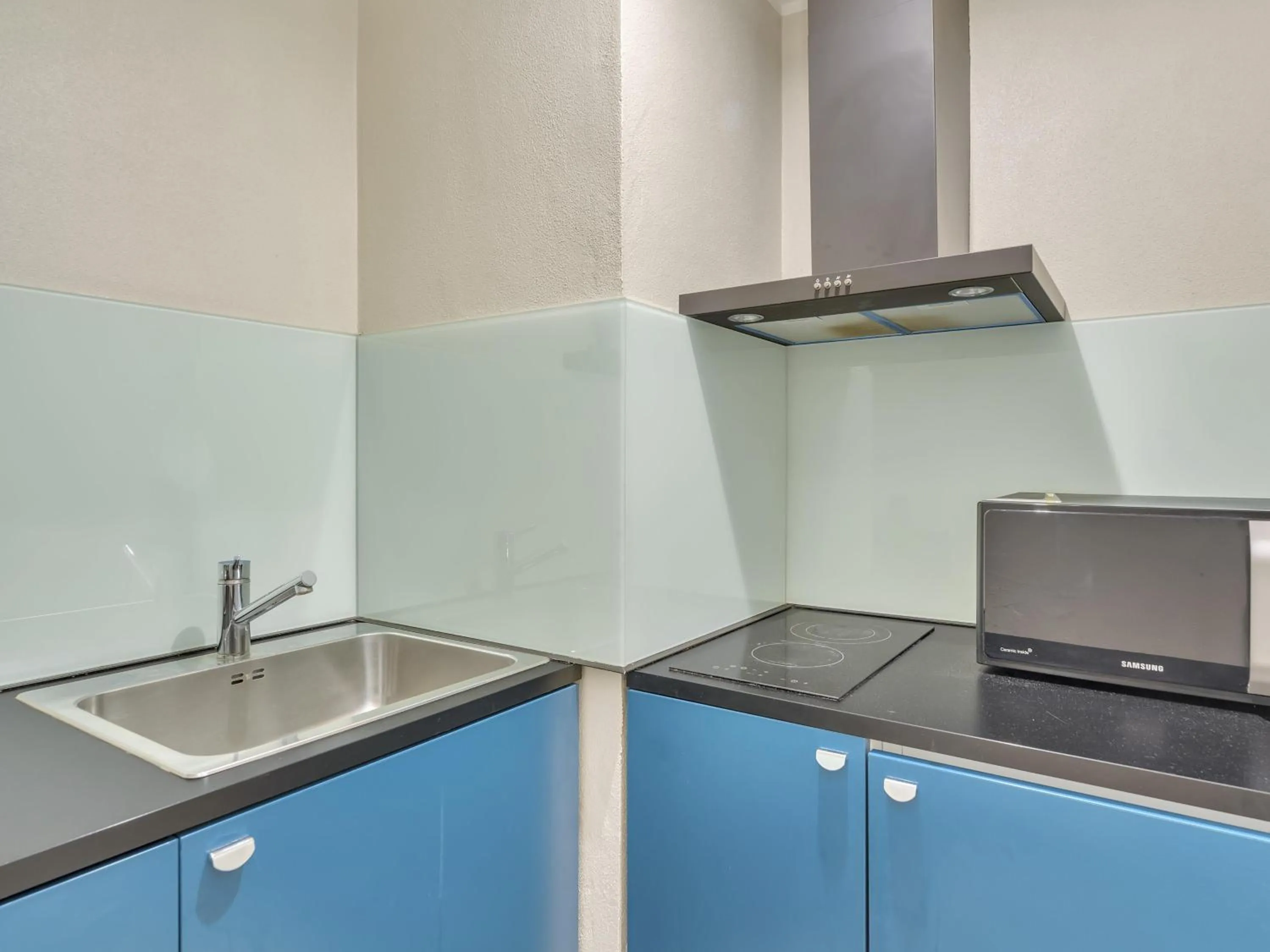 Swimming pool in B&B Hotel Cremona