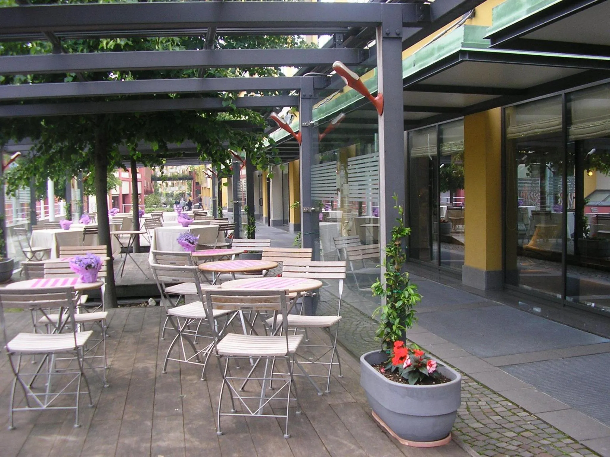 Restaurant/places to eat in Grand Hotel De La Ville