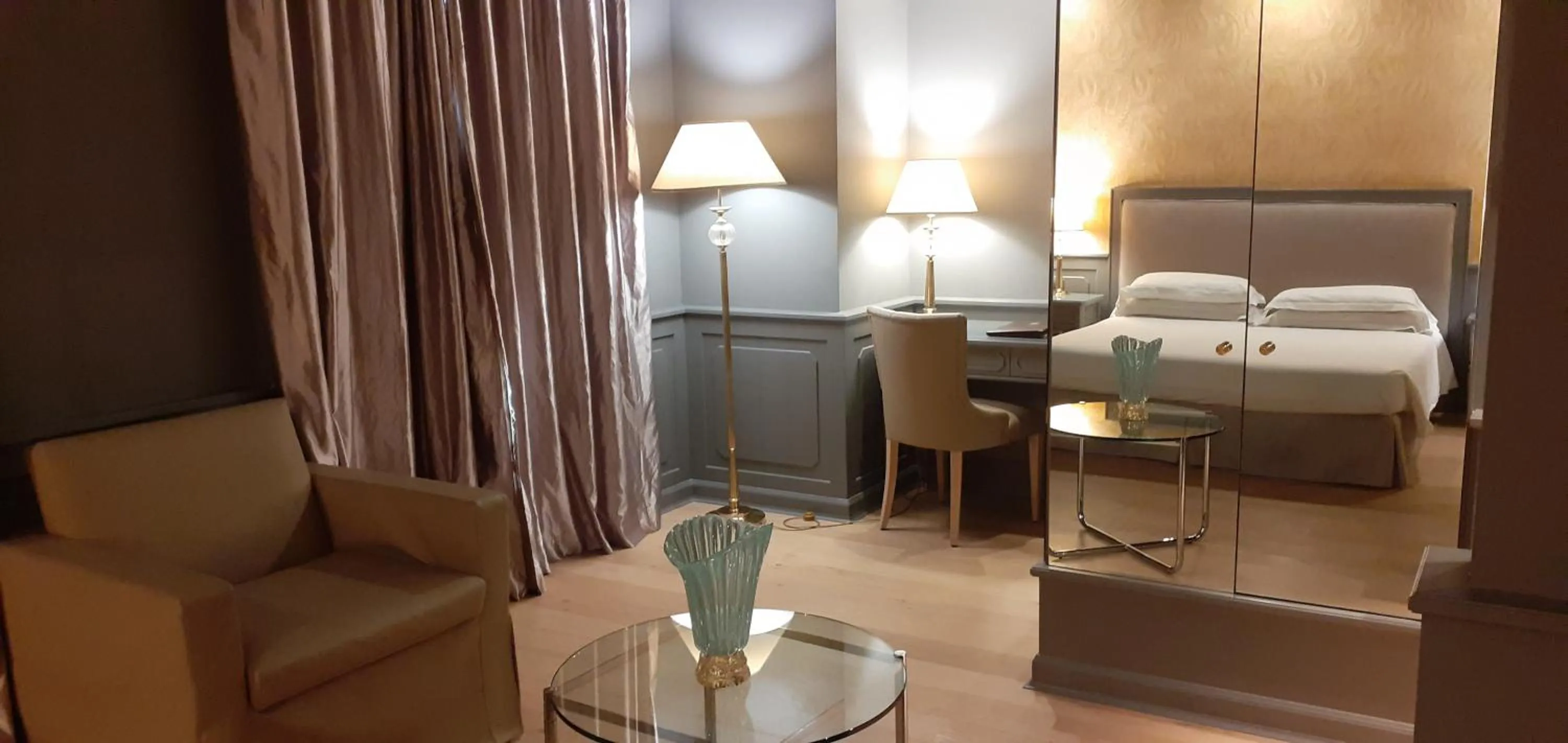 Photo of the whole room, Bed in Grand Hotel De La Ville