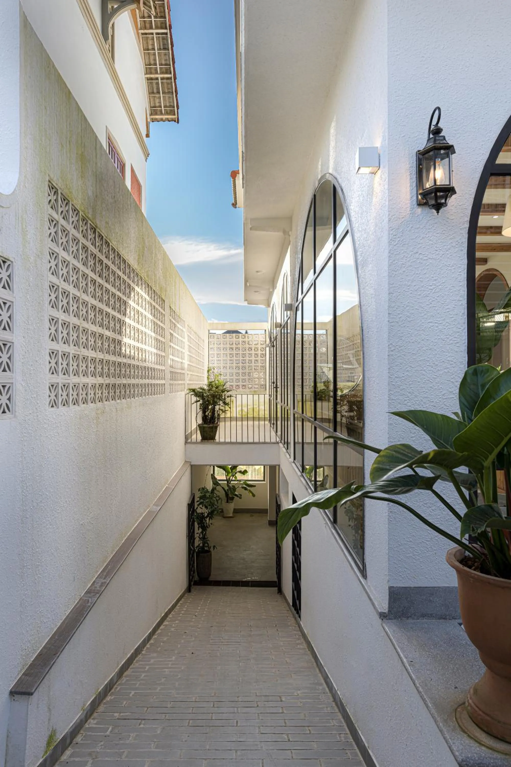 Facade/entrance in Thơm House