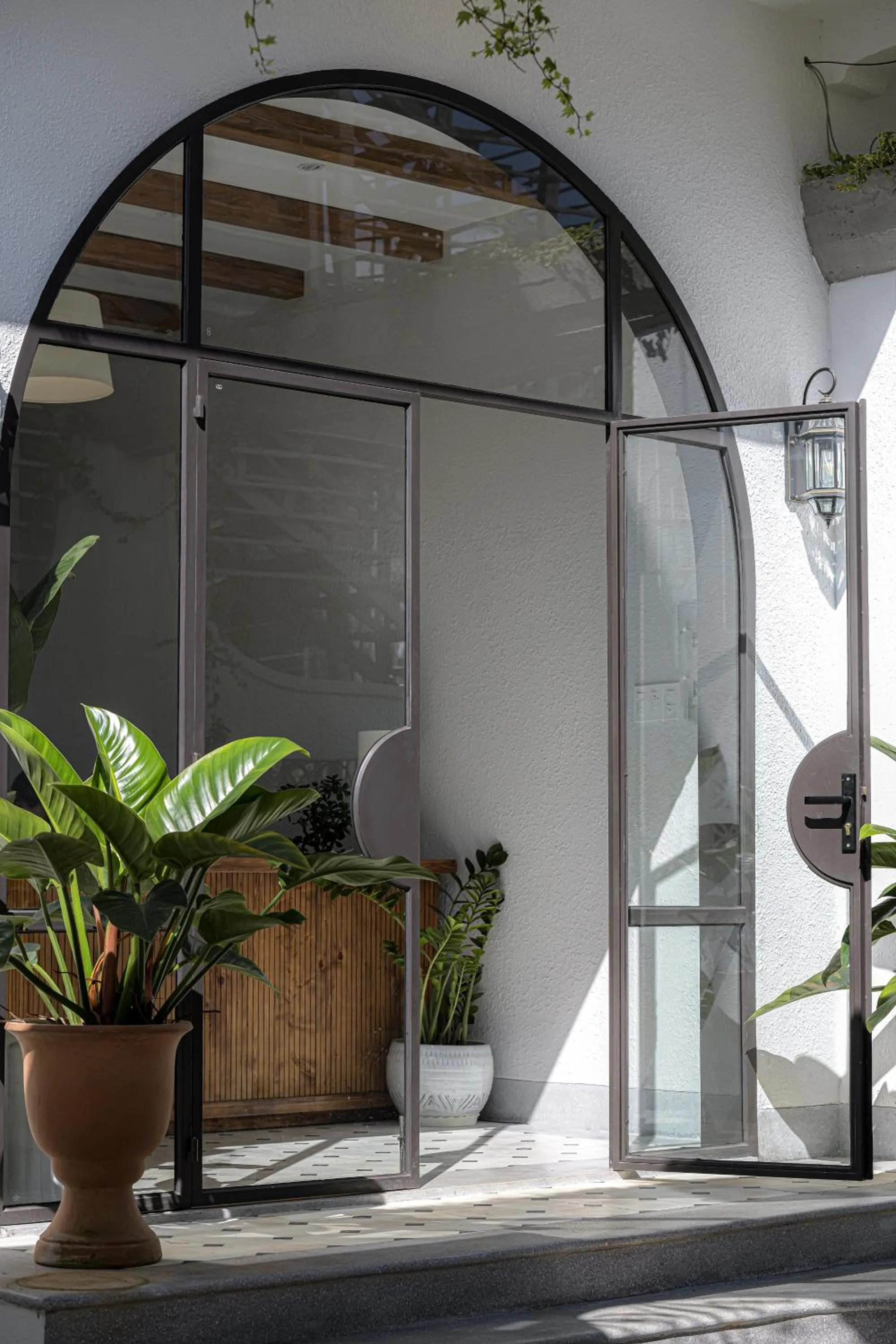 Facade/entrance in Thơm House