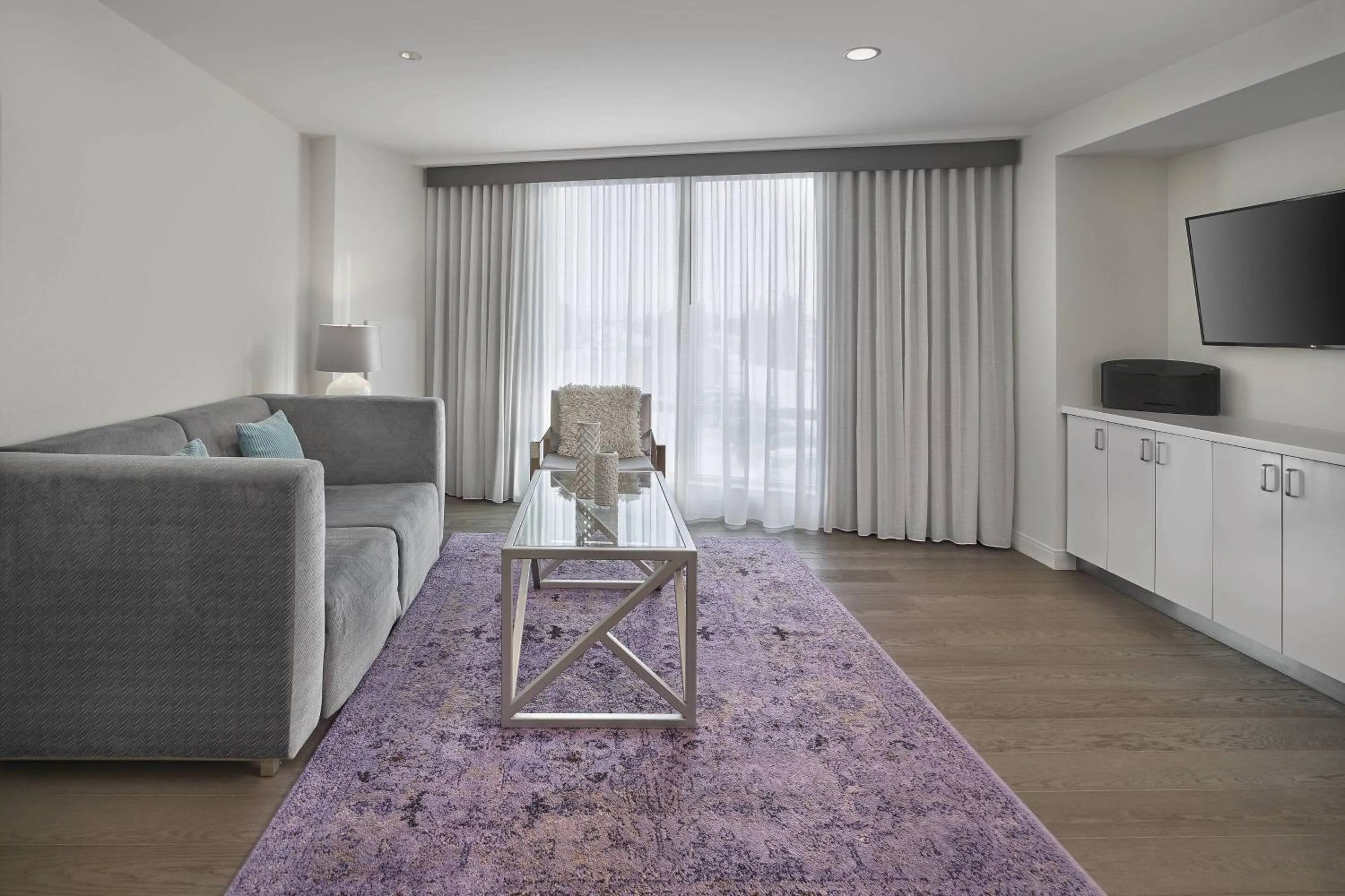 Living room in Renaissance Edmonton Airport Hotel