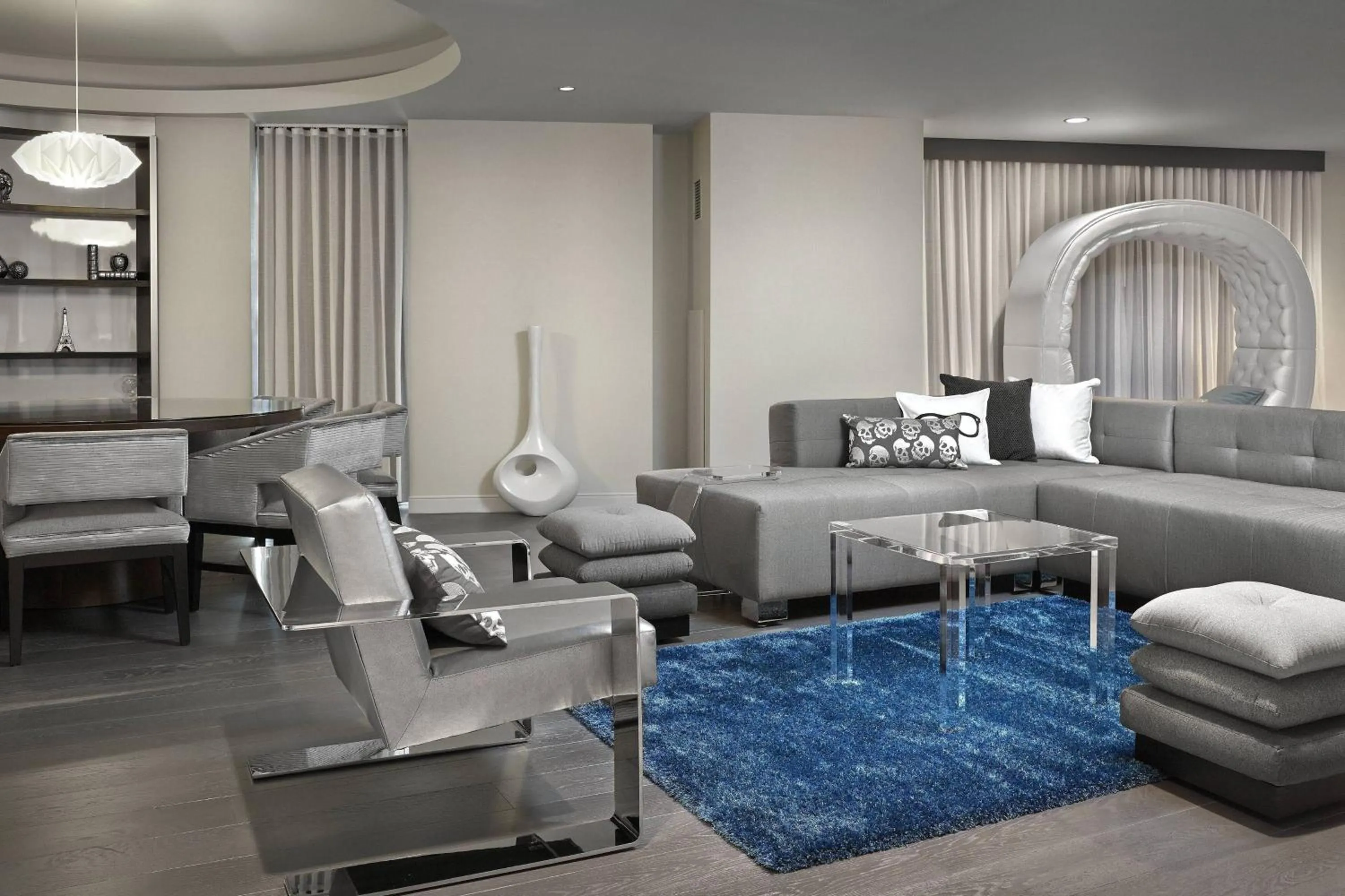 Living room in Renaissance Edmonton Airport Hotel