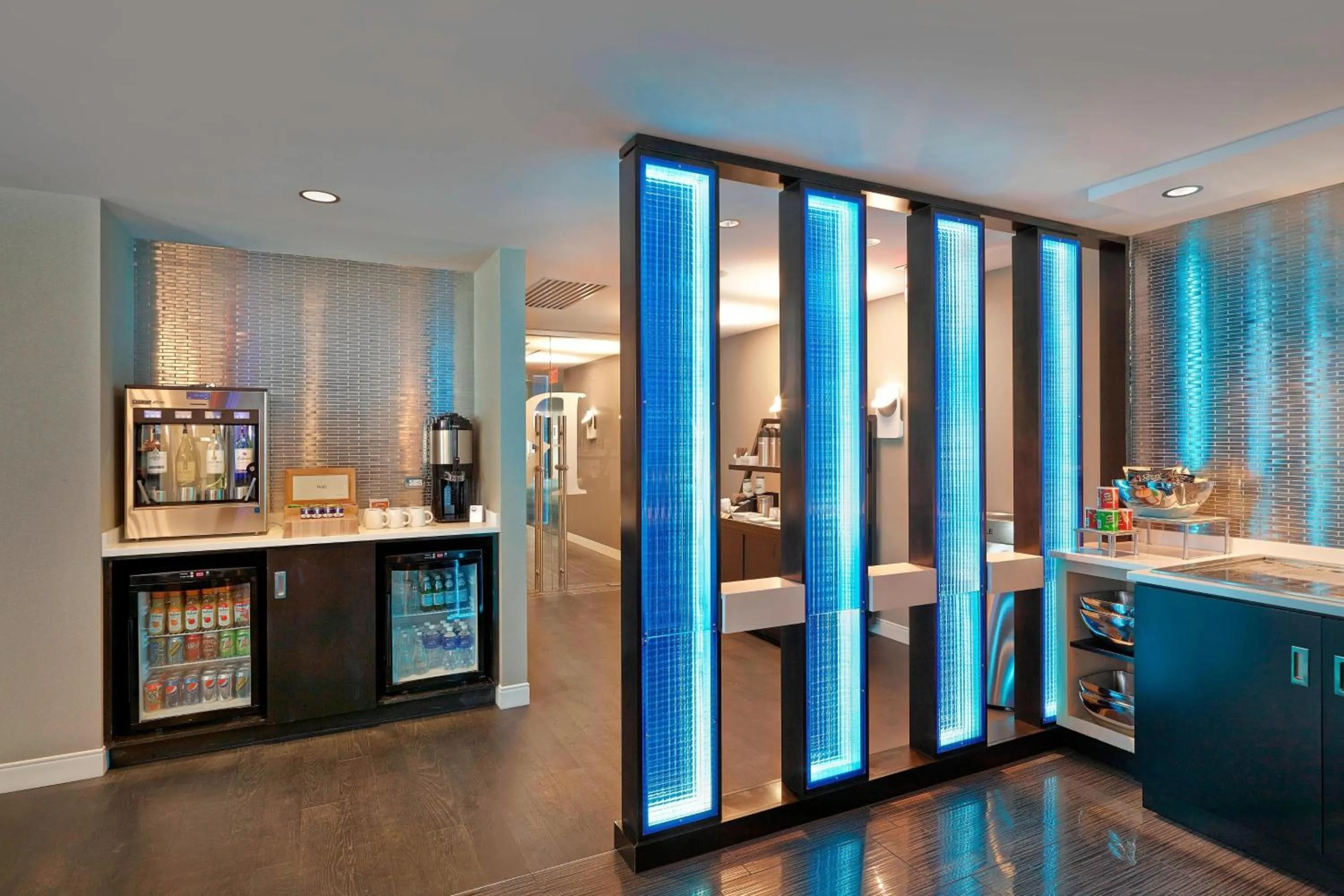 Lounge or bar in Renaissance Edmonton Airport Hotel