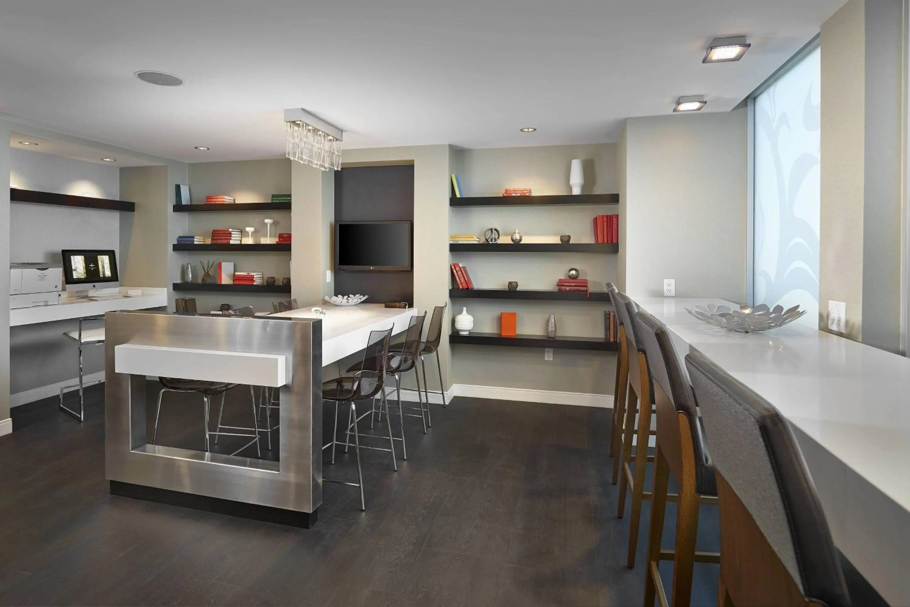 Lounge or bar in Renaissance Edmonton Airport Hotel