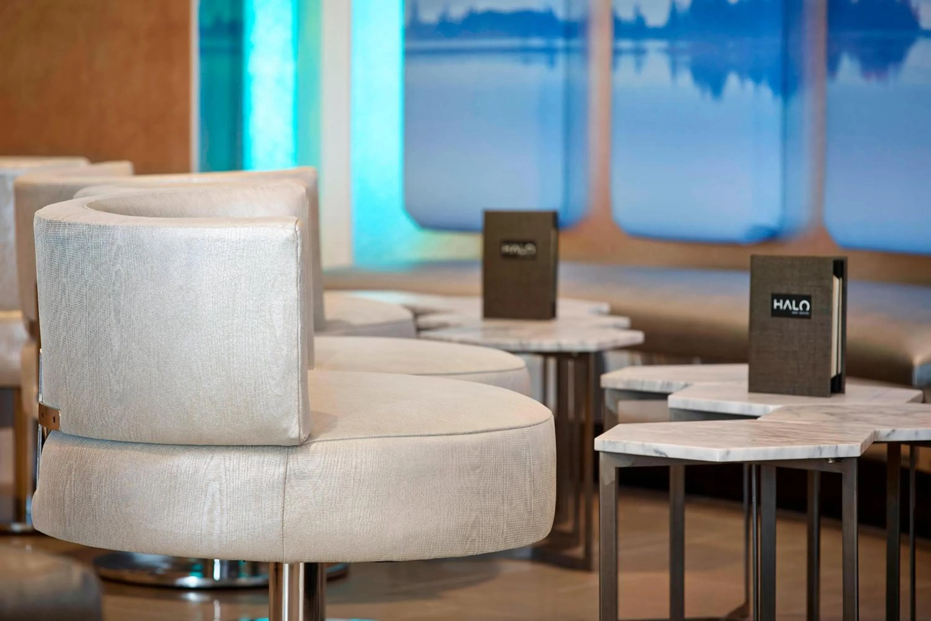 Lounge or bar in Renaissance Edmonton Airport Hotel