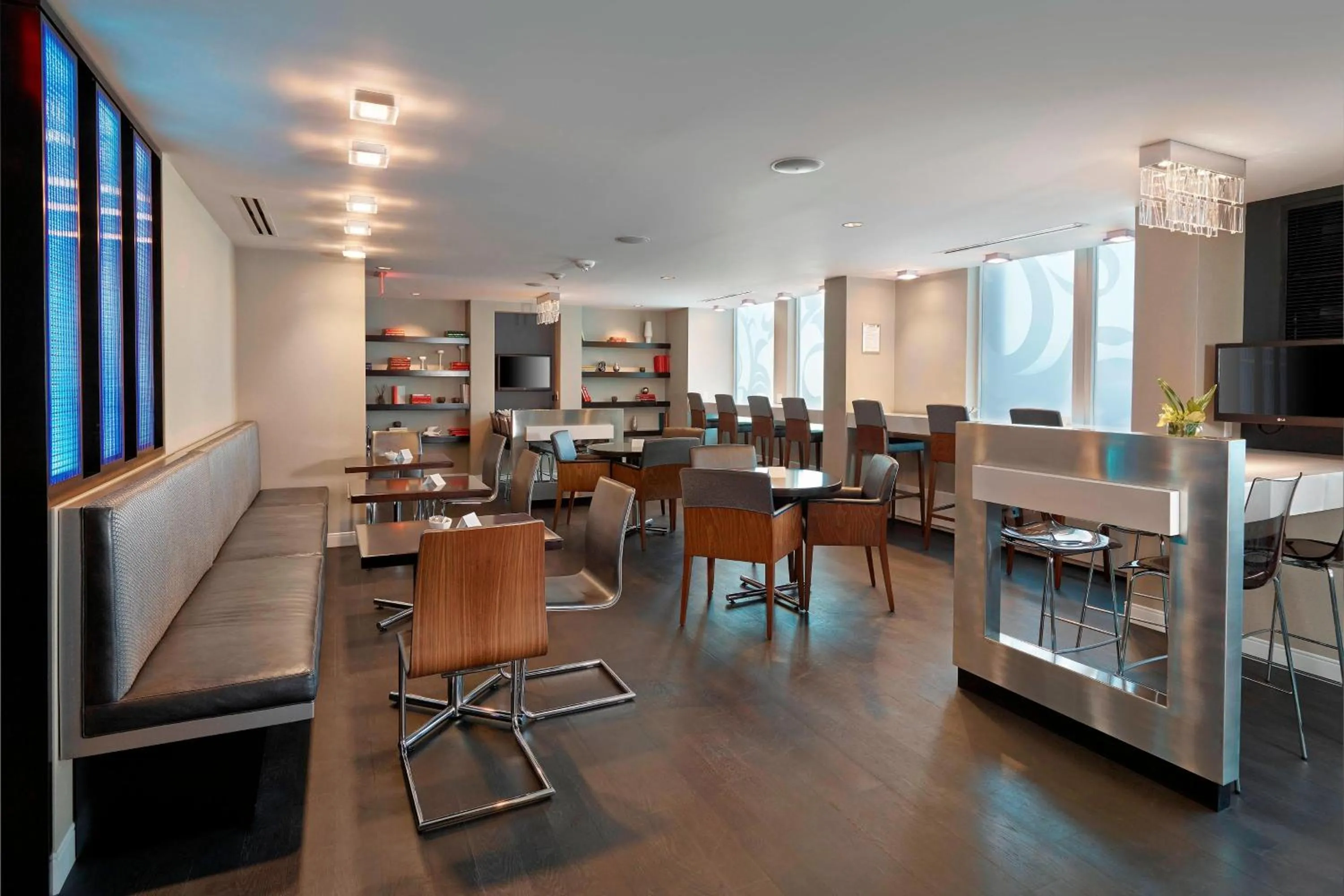 Lounge or bar in Renaissance Edmonton Airport Hotel