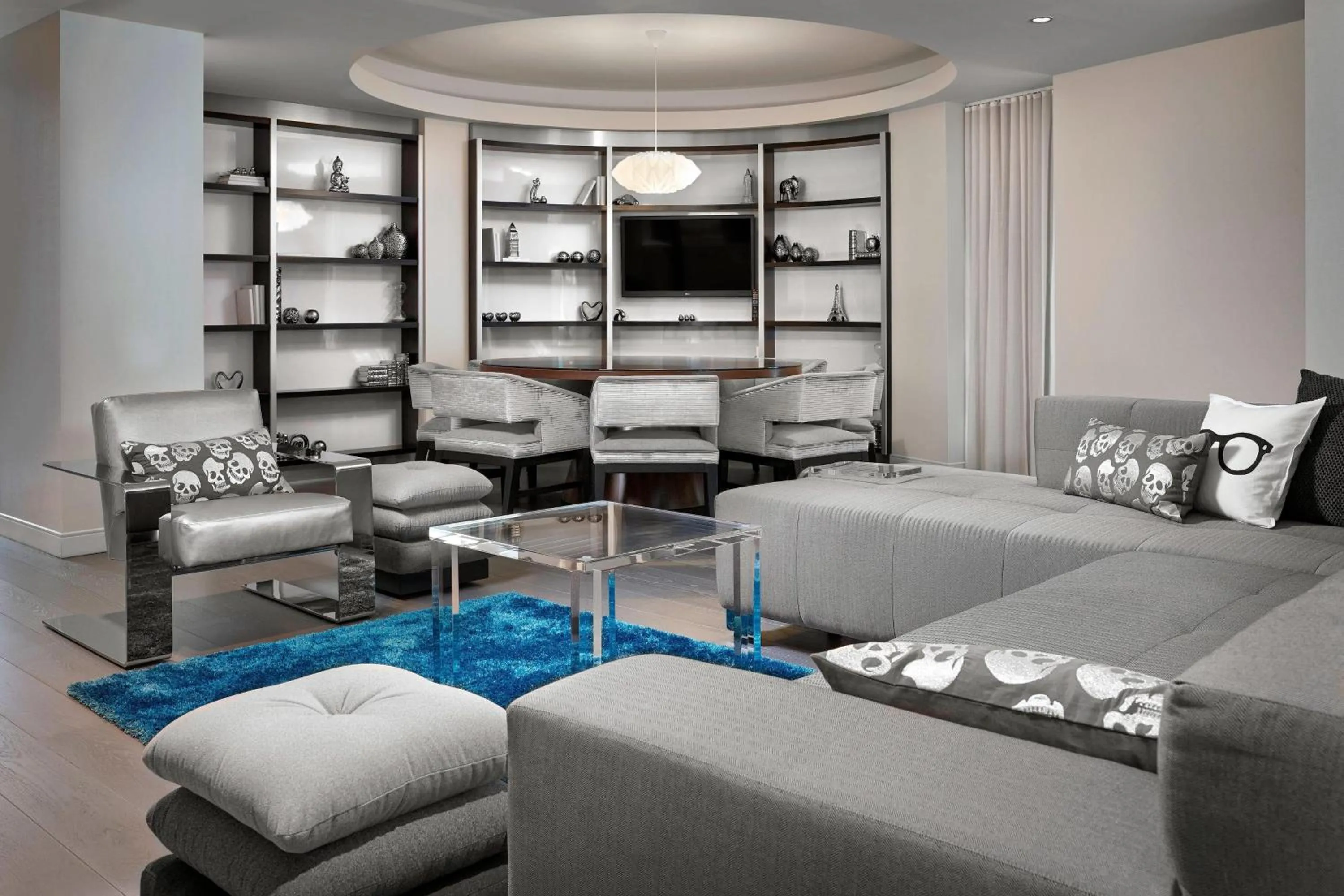 Living room in Renaissance Edmonton Airport Hotel