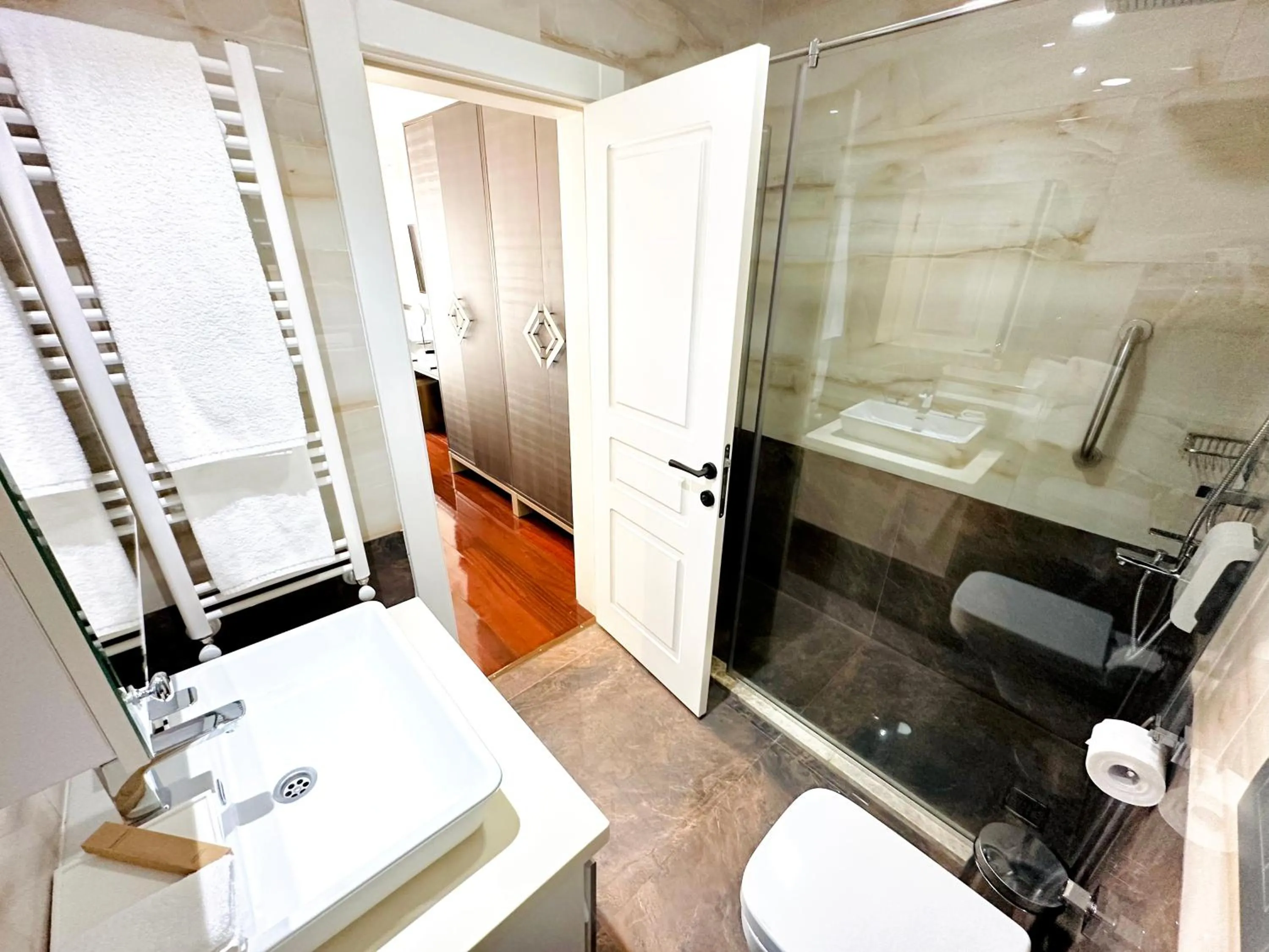 Shower in Somerset City Centre Atyrau