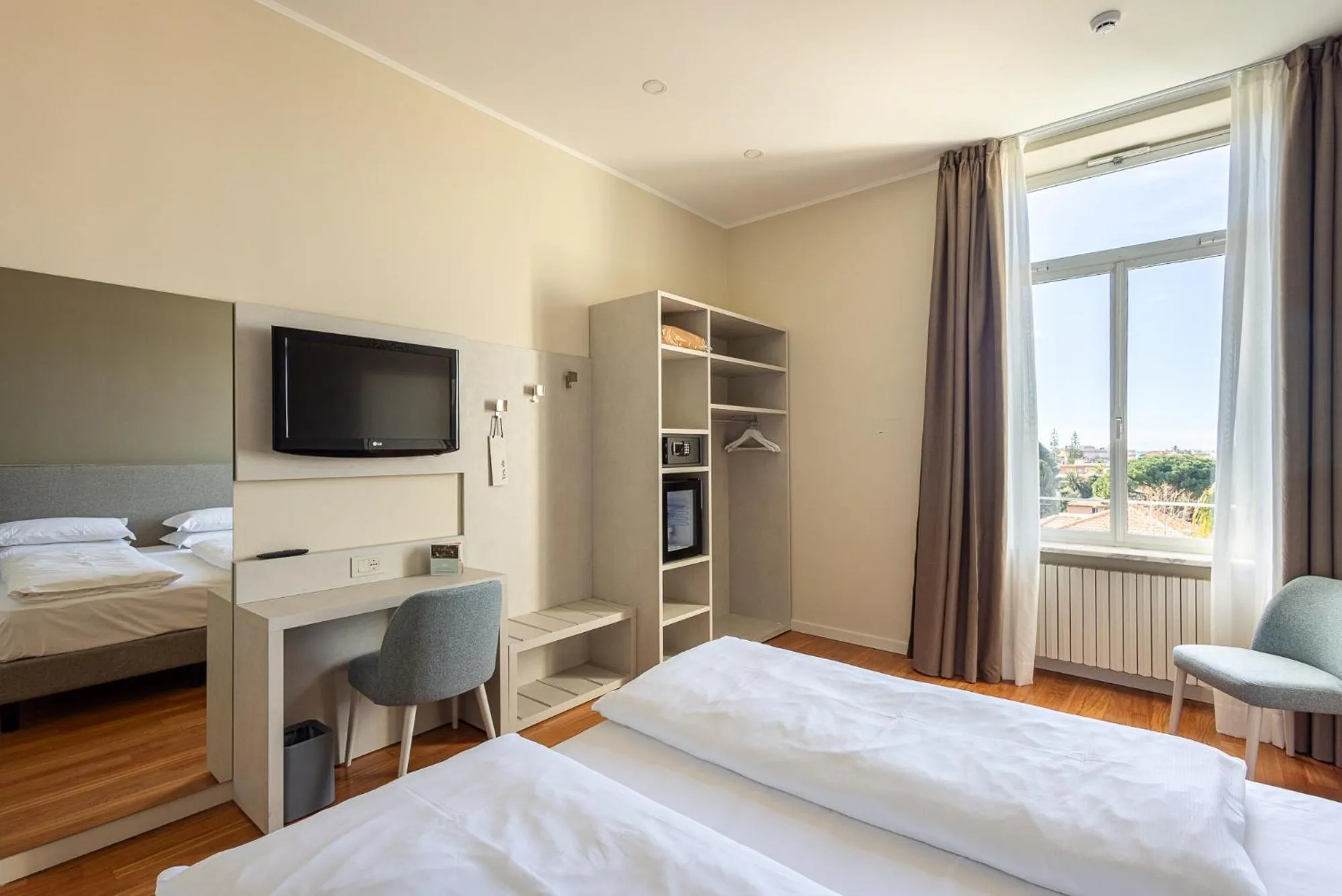 wardrobe, Bed in Hotel Villa Elisa & Spa