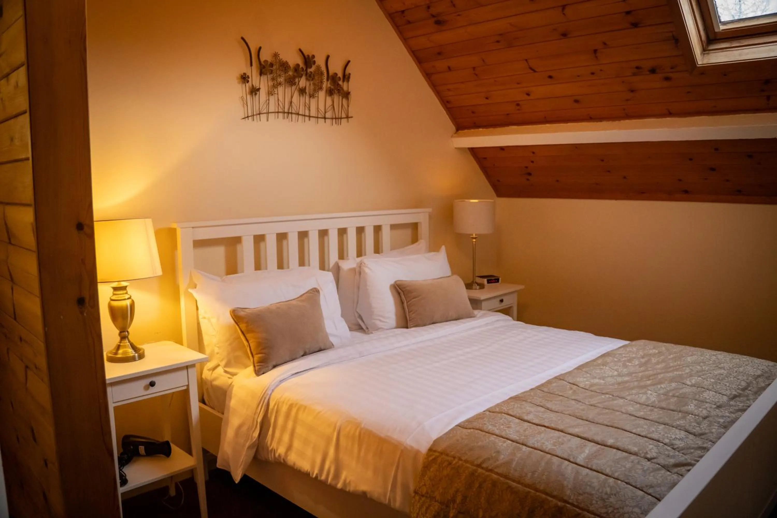 Bedroom, Bed in Anglers Arms