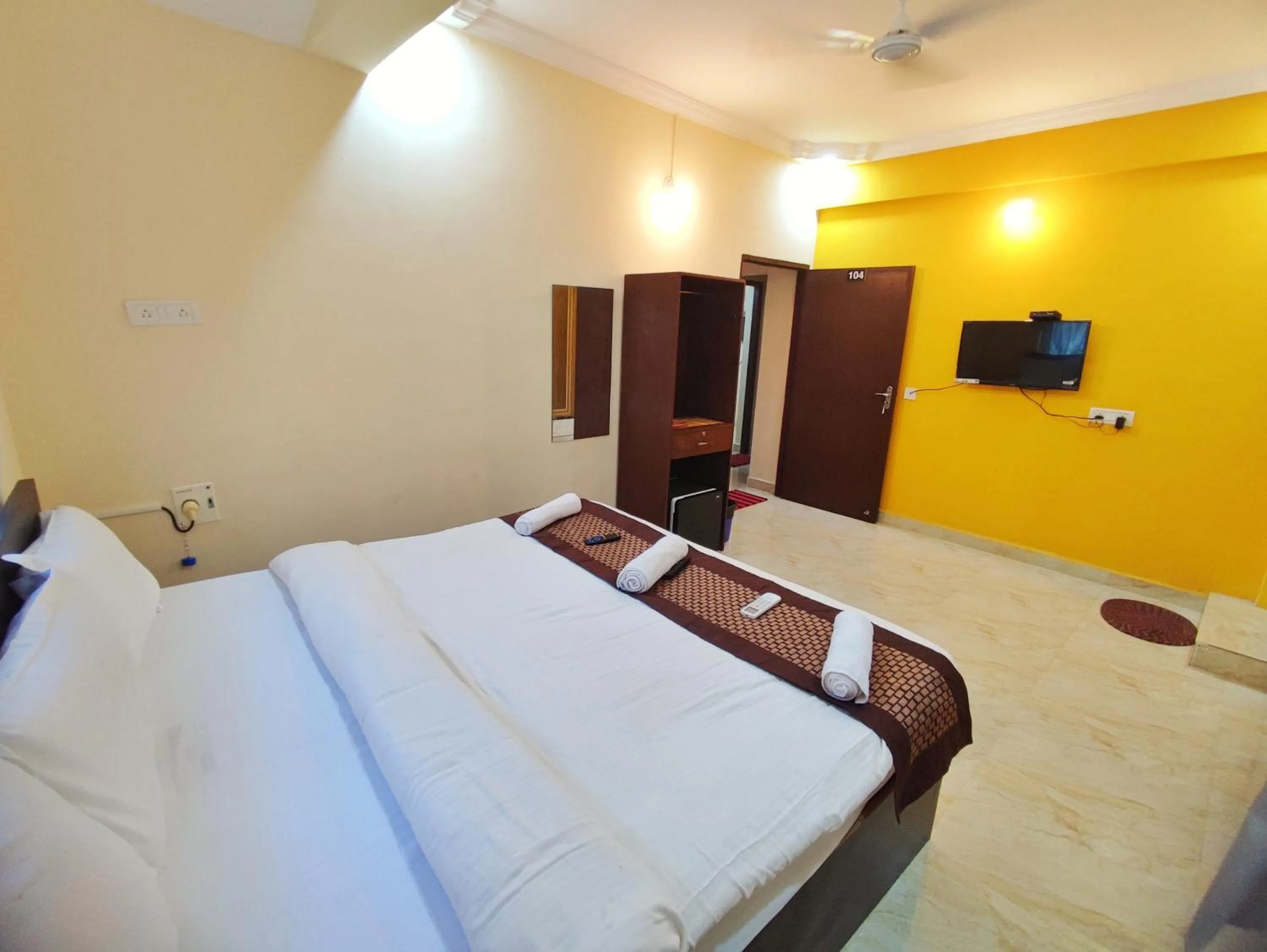 Photo of the whole room in Hotel Candolim Aloft