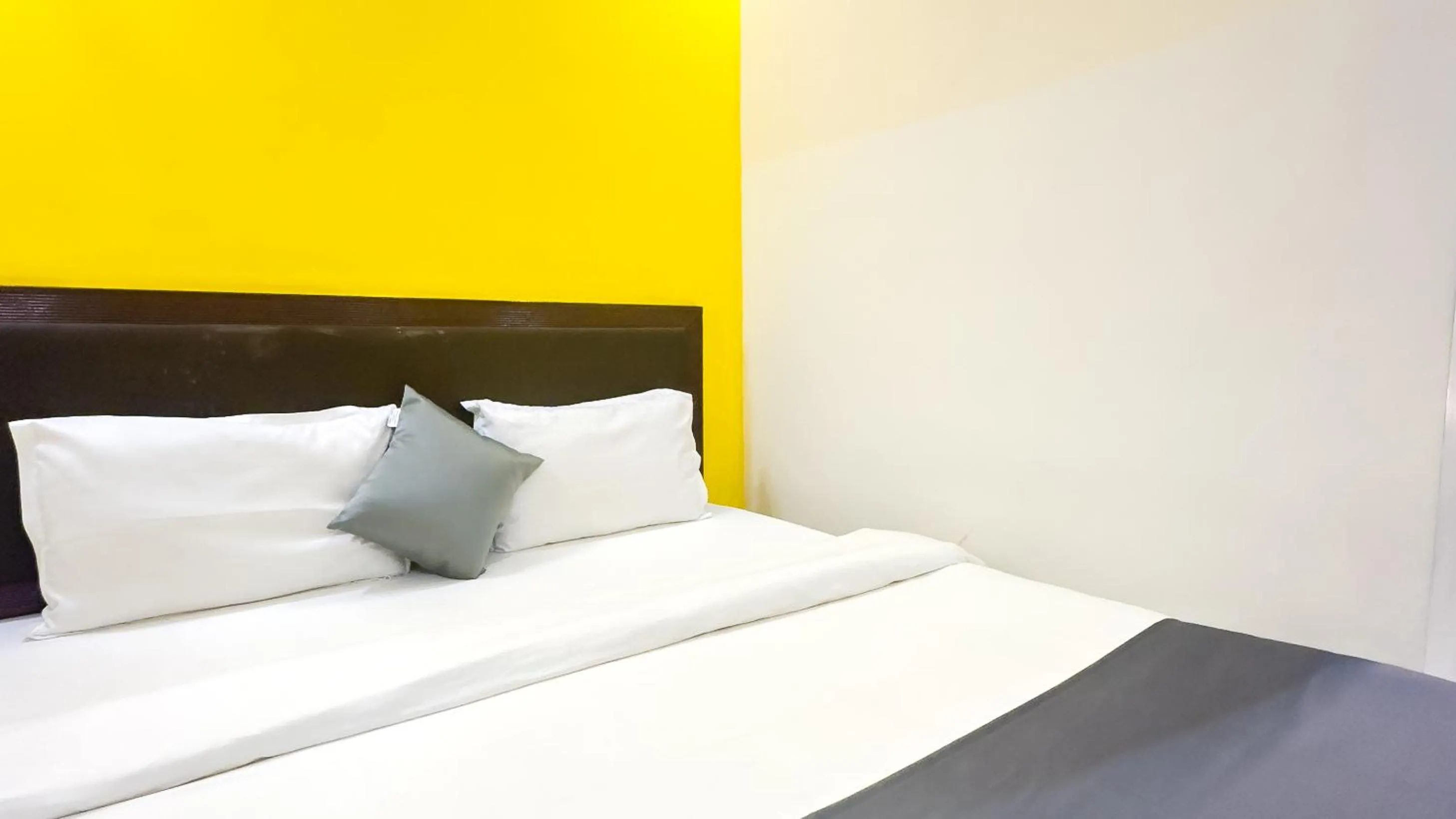 Bed in Hotel Candolim Aloft