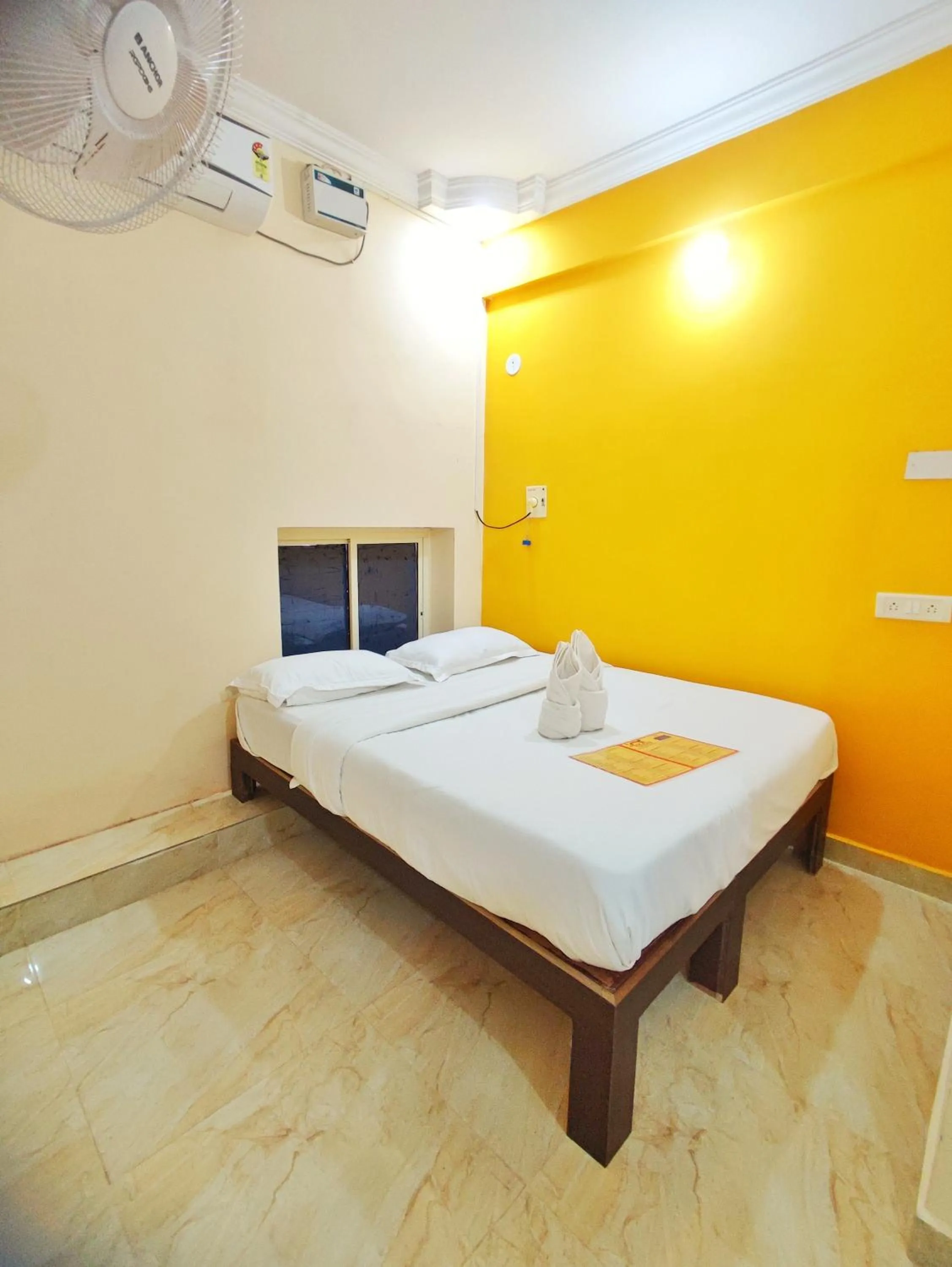 Photo of the whole room in Hotel Candolim Aloft